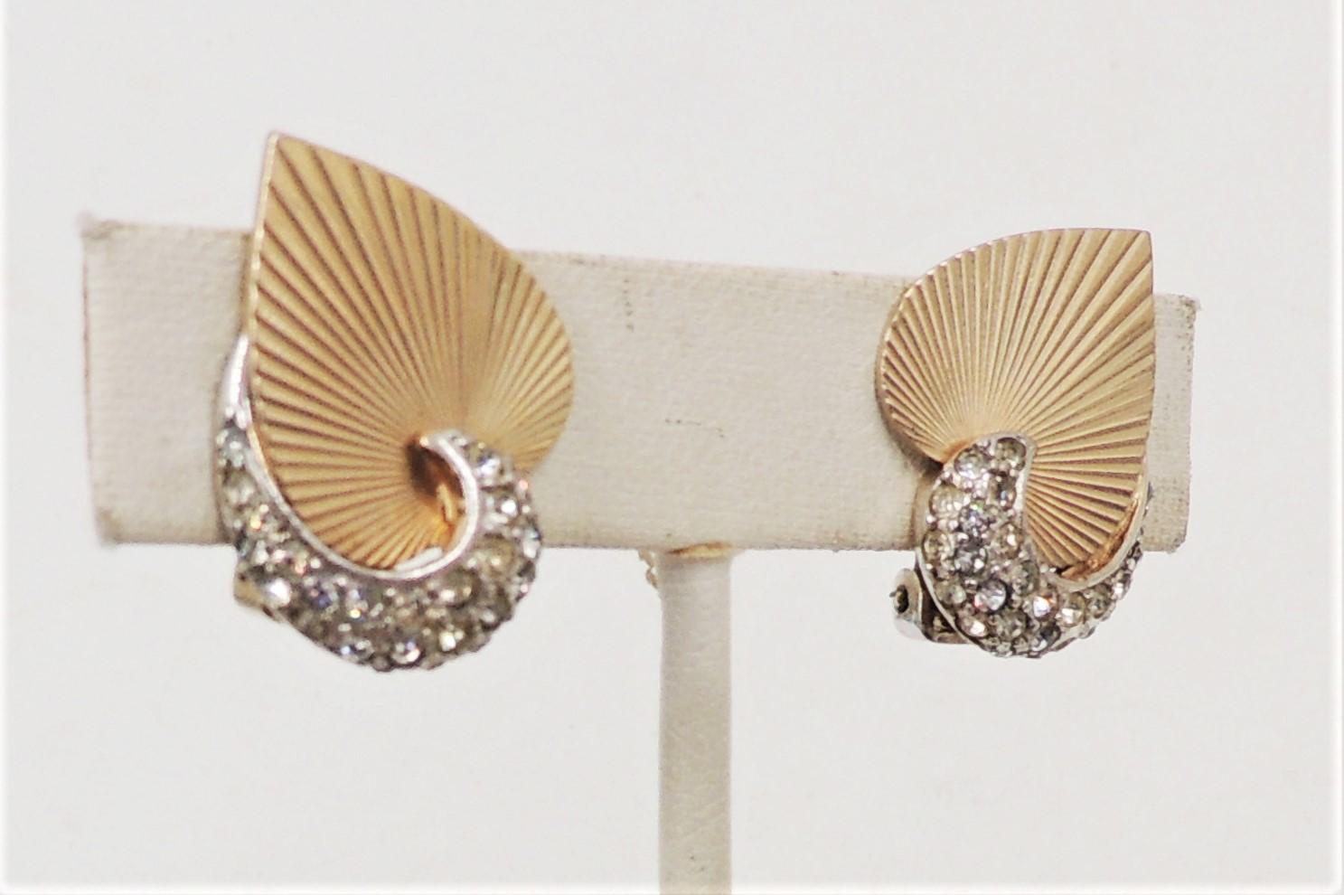 Vintage 1950s Signed Boucher Goldtone & Pave Rhinestone Heart Clip Back Earrings In Good Condition For Sale In Easton, PA
