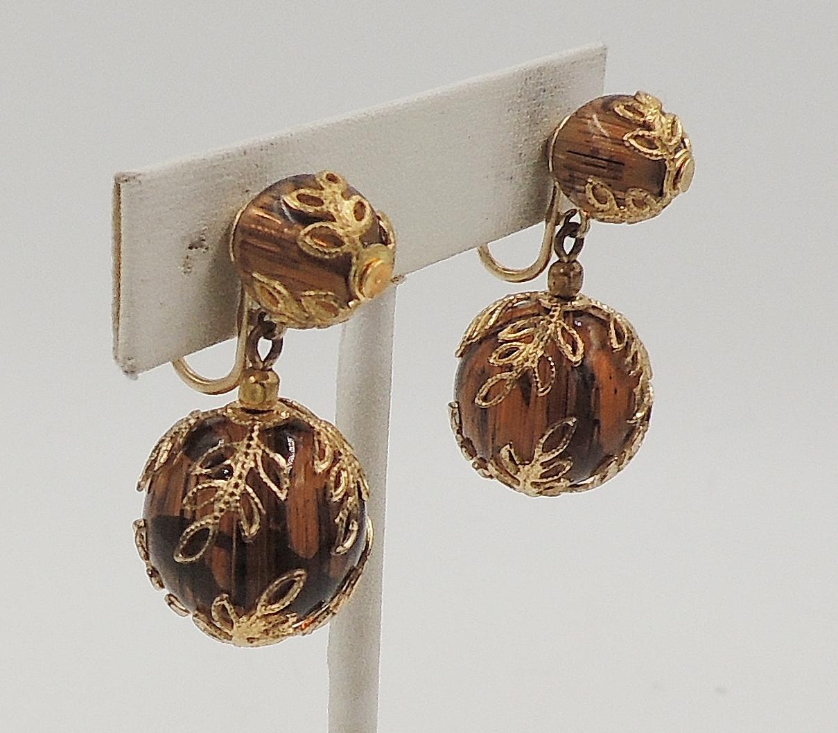 Vintage 1950s Signed Crown Trifari Goldtone Faux-Tortoise Drop Clip Earrings In Excellent Condition In Easton, PA