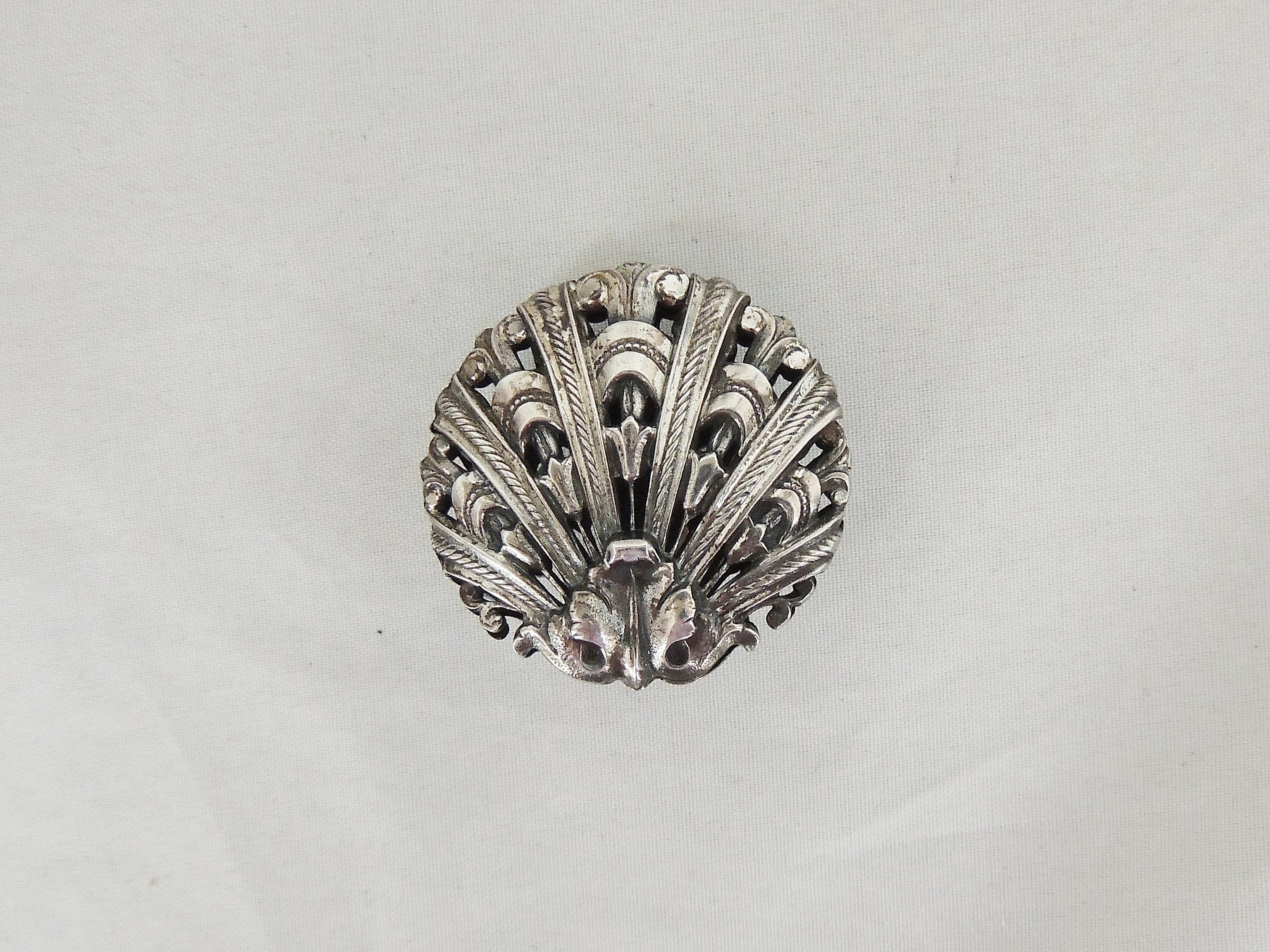 Vintage 1950s Signed Napier Deco Style Silvertone Shell Clip Earrings In Good Condition For Sale In Easton, PA