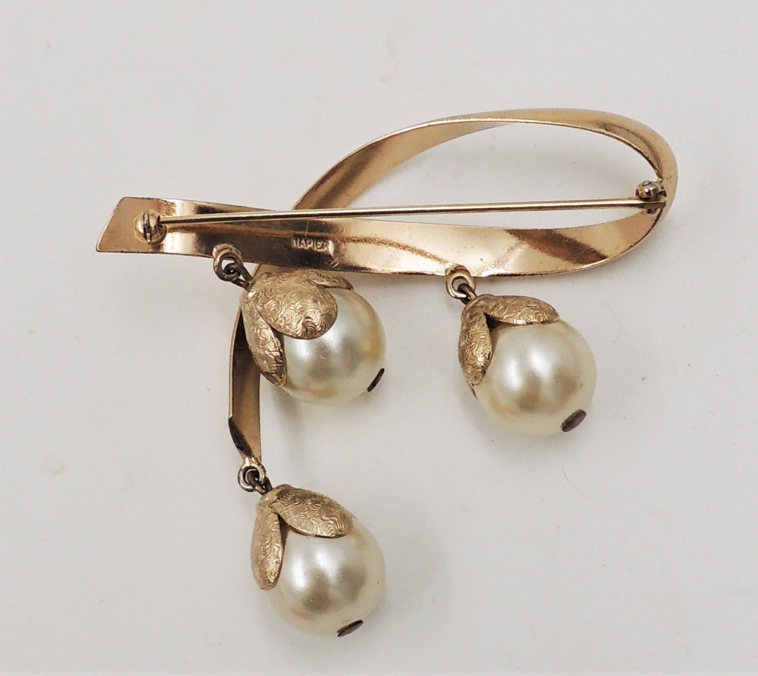 Vintage 1950er Jahre Signierte Napier Goldfarbene große Perlen-Brosche mit Hängelampen im Zustand „Gut“ im Angebot in Easton, PA
