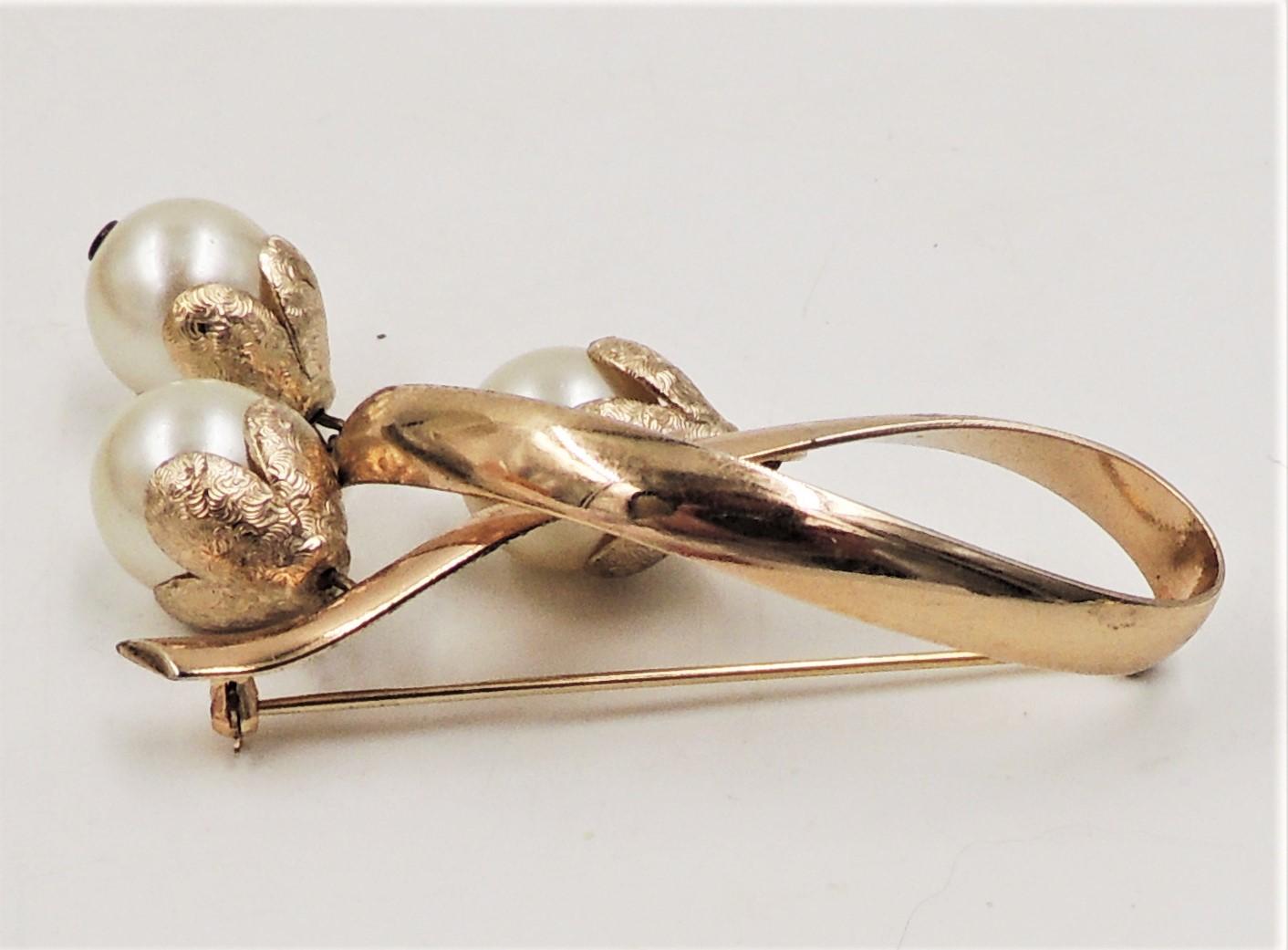 Vintage 1950s Signed Napier Goldtone Big Faux-Pearl Dangles Brooch In Good Condition For Sale In Easton, PA