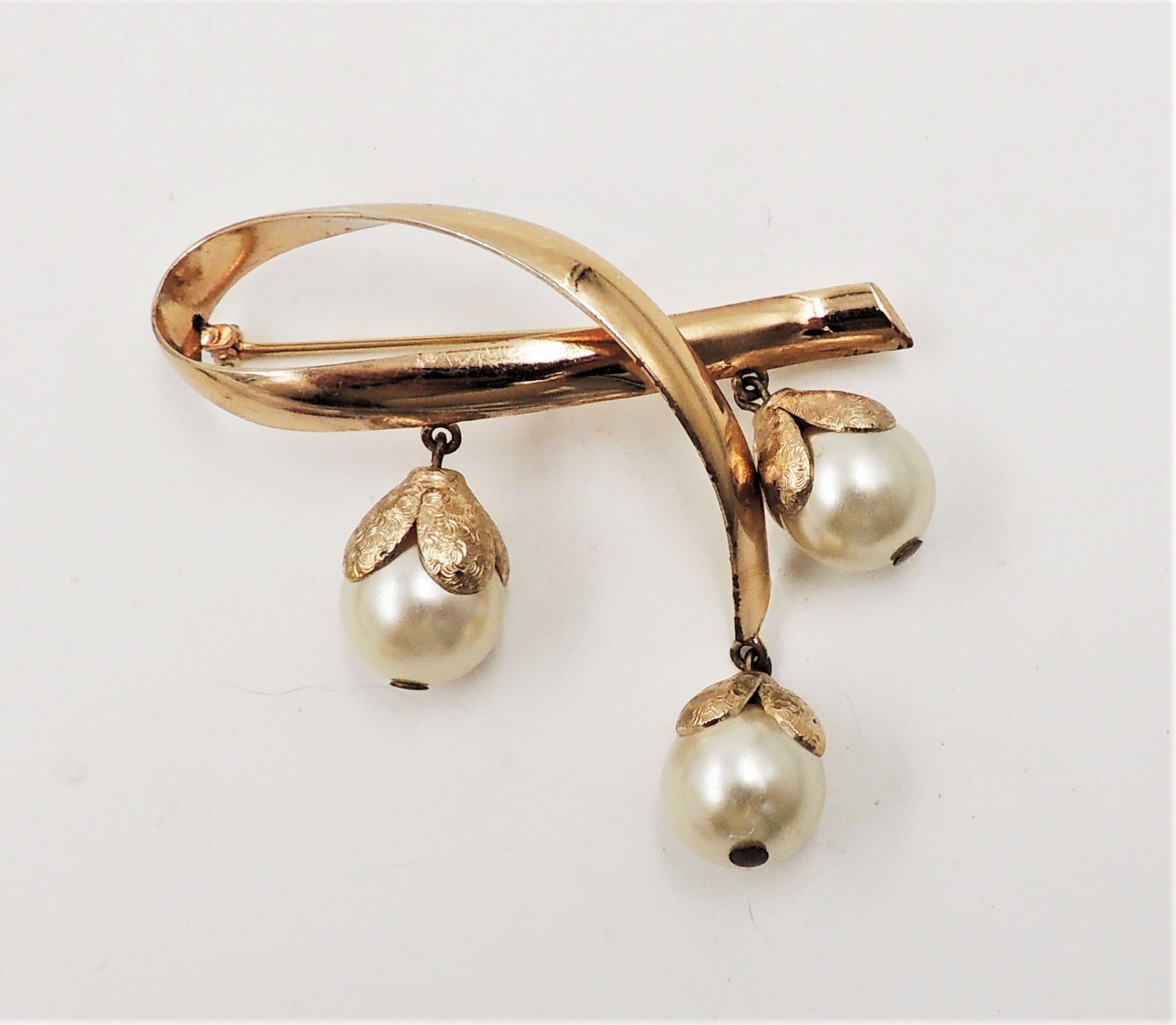 Vintage 1950er Jahre Signierte Napier Goldfarbene große Perlen-Brosche mit Hängelampen im Angebot 1
