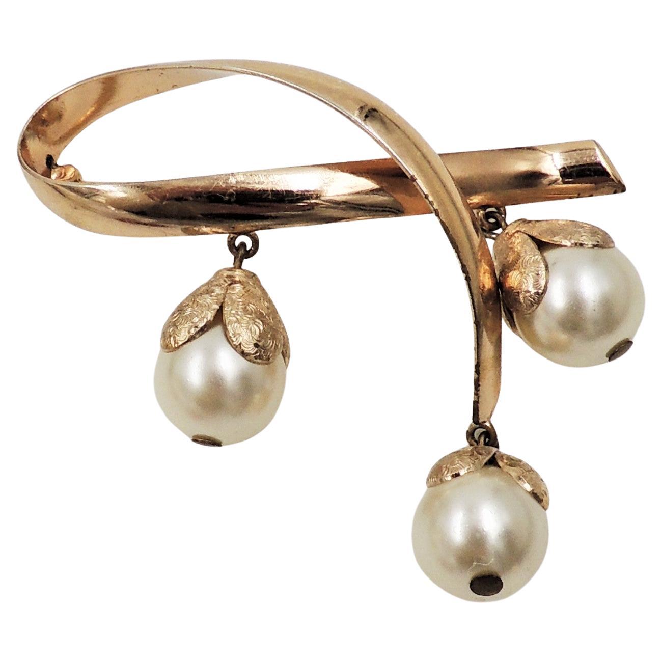 Vintage 1950er Jahre Signierte Napier Goldfarbene große Perlen-Brosche mit Hängelampen im Angebot