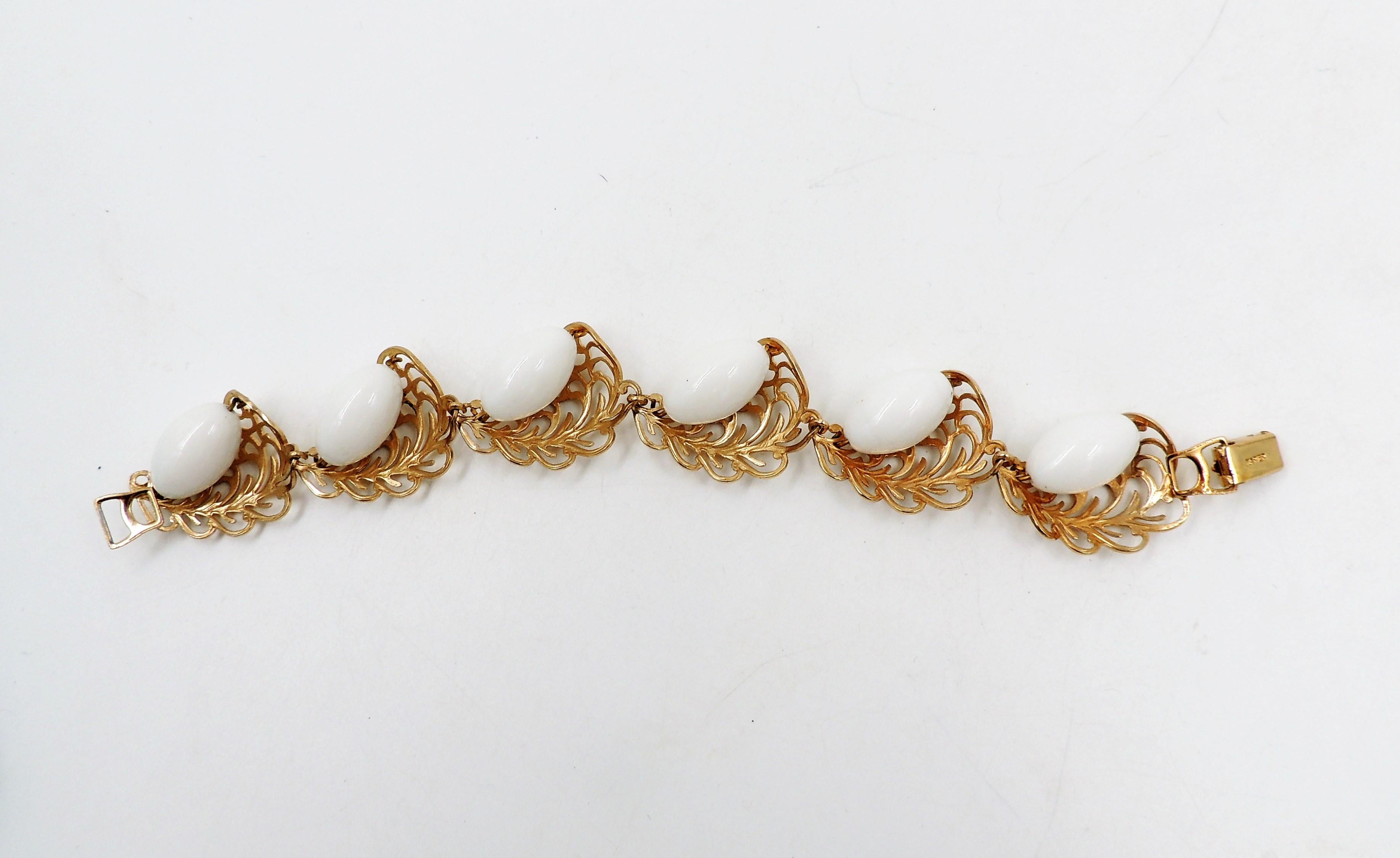 1950er Jahre goldfarbenes filigranes Armband aus weißen Harzkugeln mit Faltschließe. Gekennzeichnet mit 