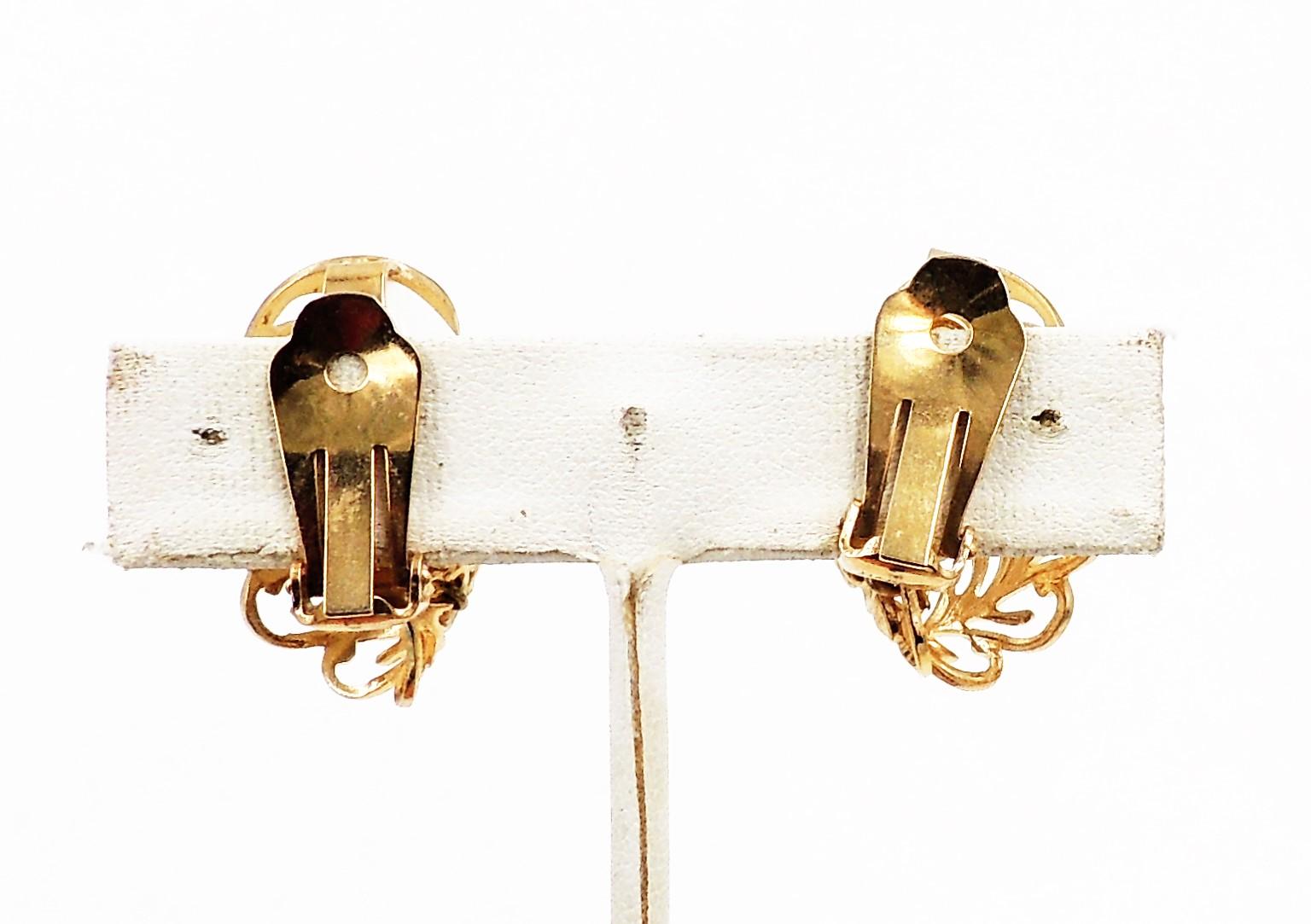 Filigrane Ohrringe aus Gold und weißem Harz aus den 1950er Jahren mit Clipverschluss. Auf dem Sockel der Klammern ist 