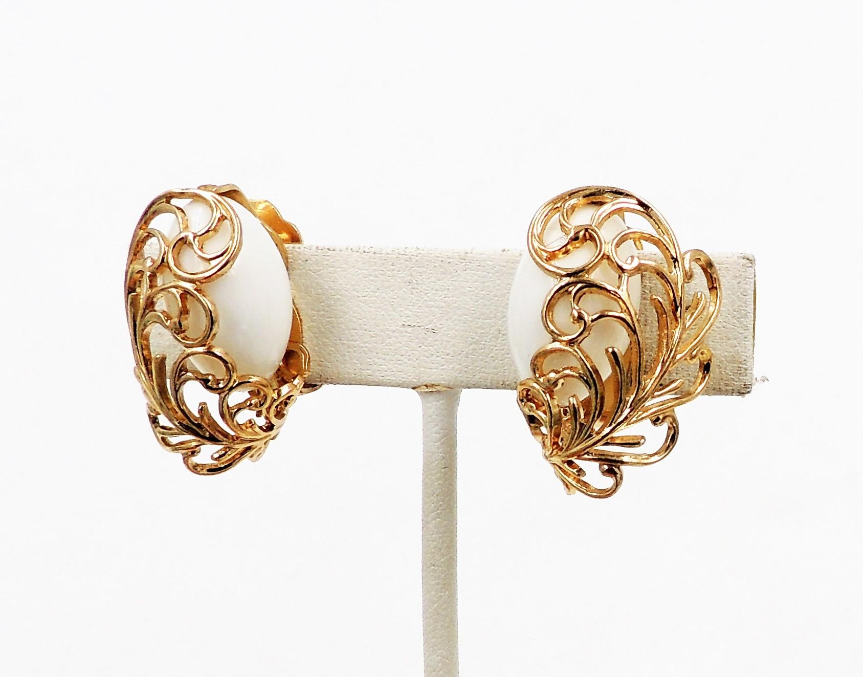 Vintage 1950s Signed Napier Goldtone Filigree White Resin Clip Earrings In Excellent Condition For Sale In Easton, PA
