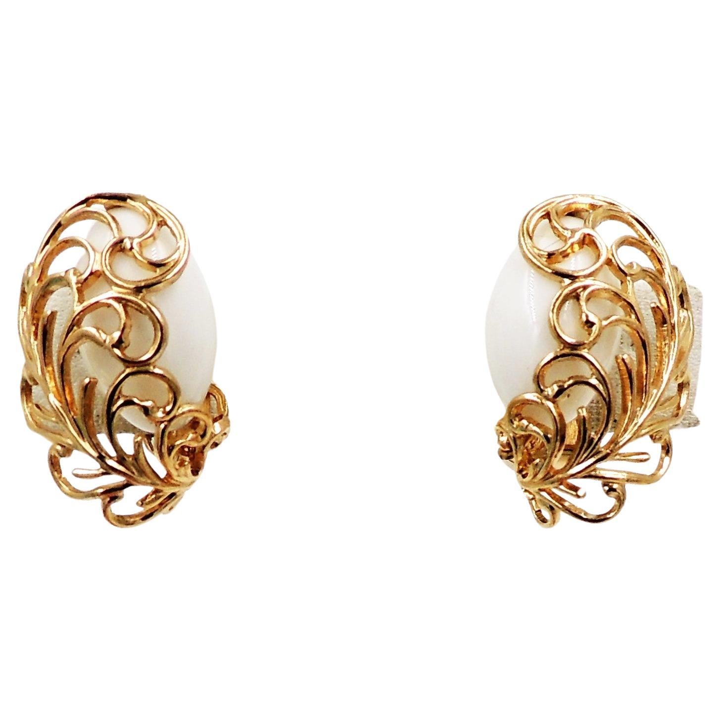 Vintage 1950s Signed Napier Goldtone Filigree White Resin Clip Earrings en vente