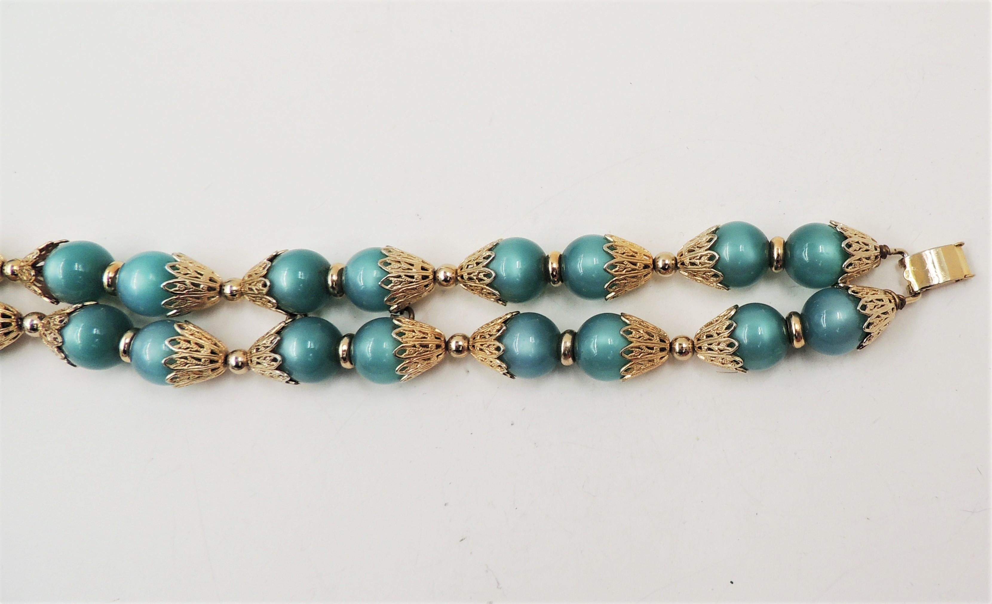 Vintage 1950s Signed Napier Goldtone Green Moonglow Beaded Bracelet In Good Condition For Sale In Easton, PA