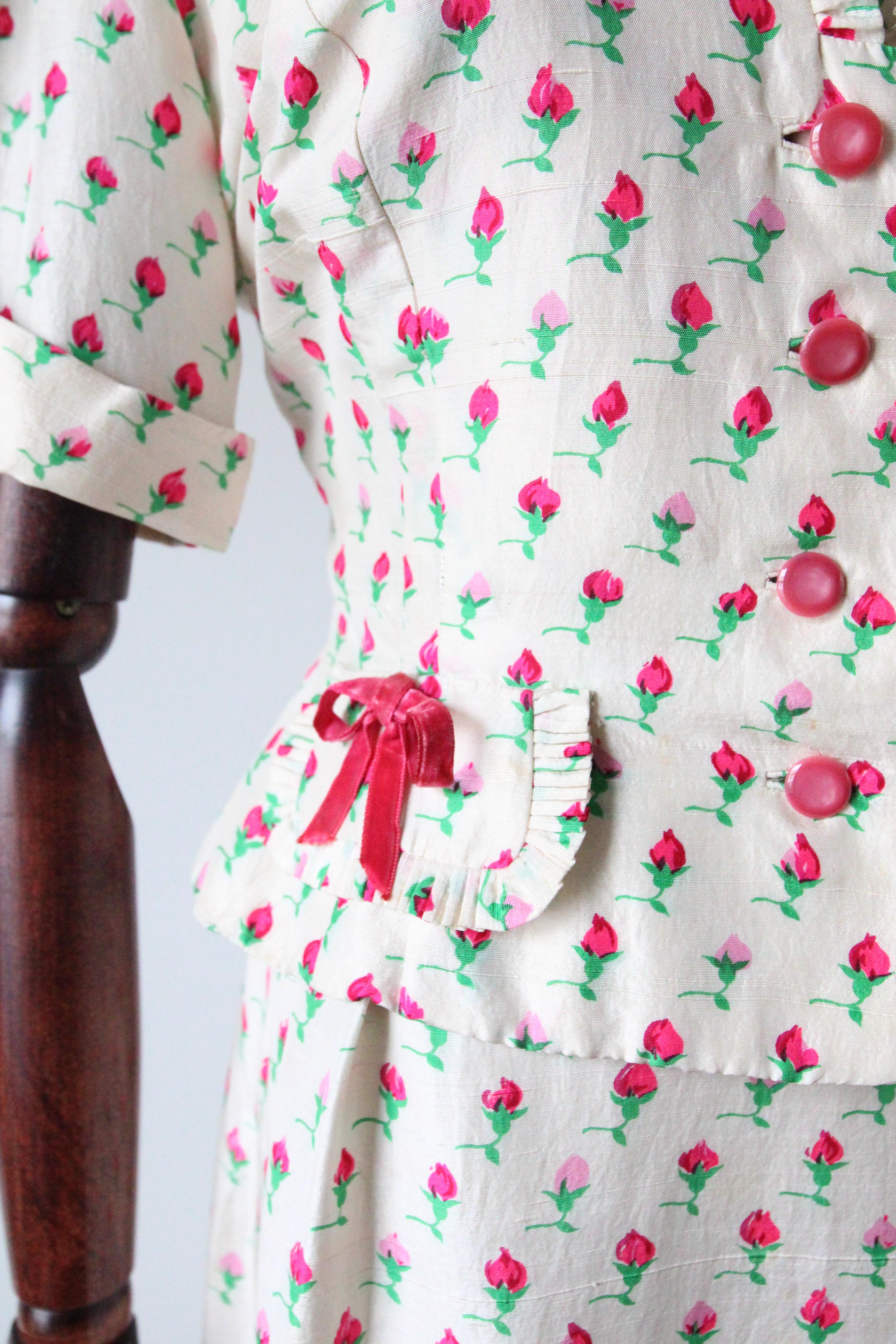 Vintage 1950's Silk Rose Bud Print Dress and Jacket 1950's Silk Dress Suit For Sale 4