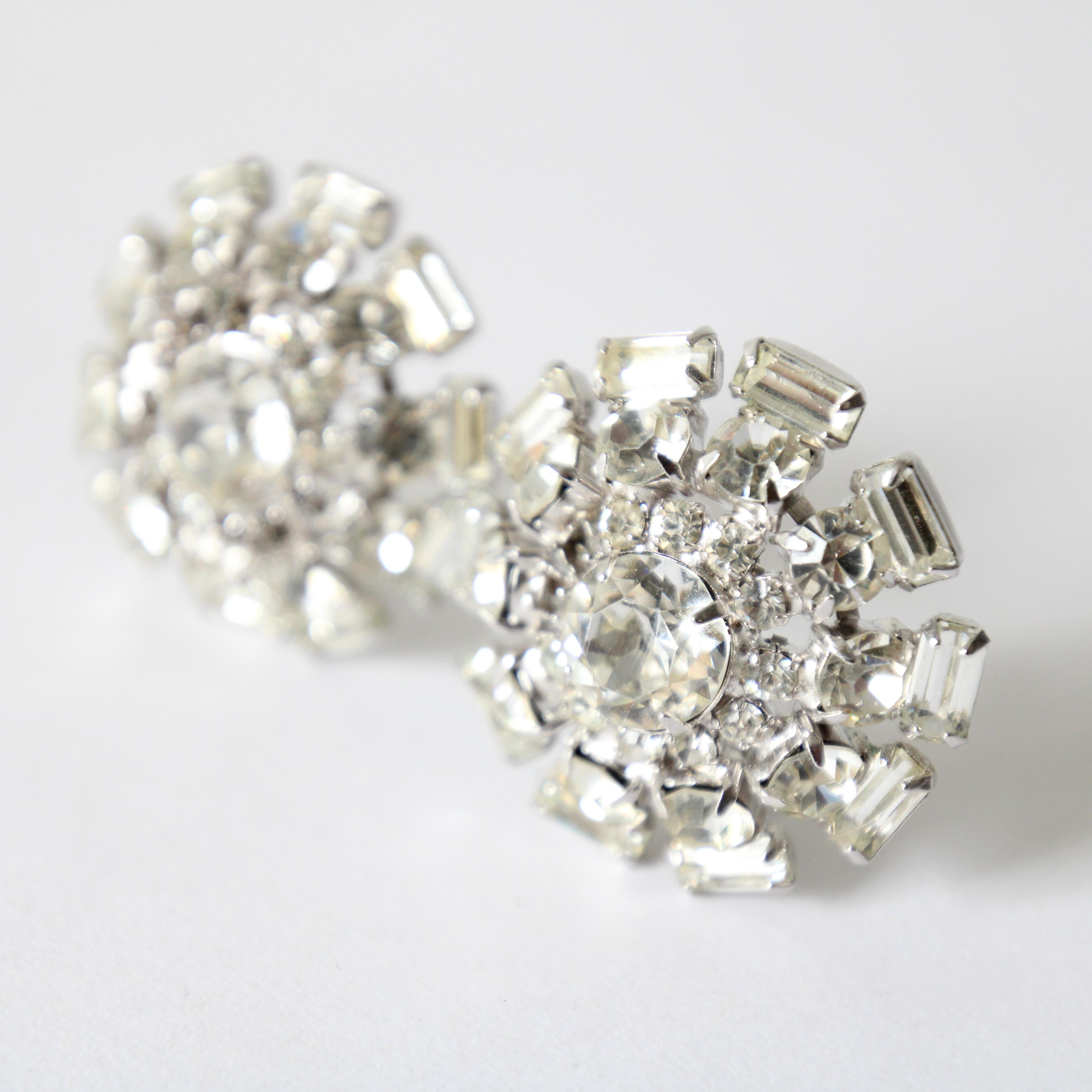 Vintage 1950's silver rhinestone claw set earrings original earrings starburst In Good Condition For Sale In Cheltenham, GB