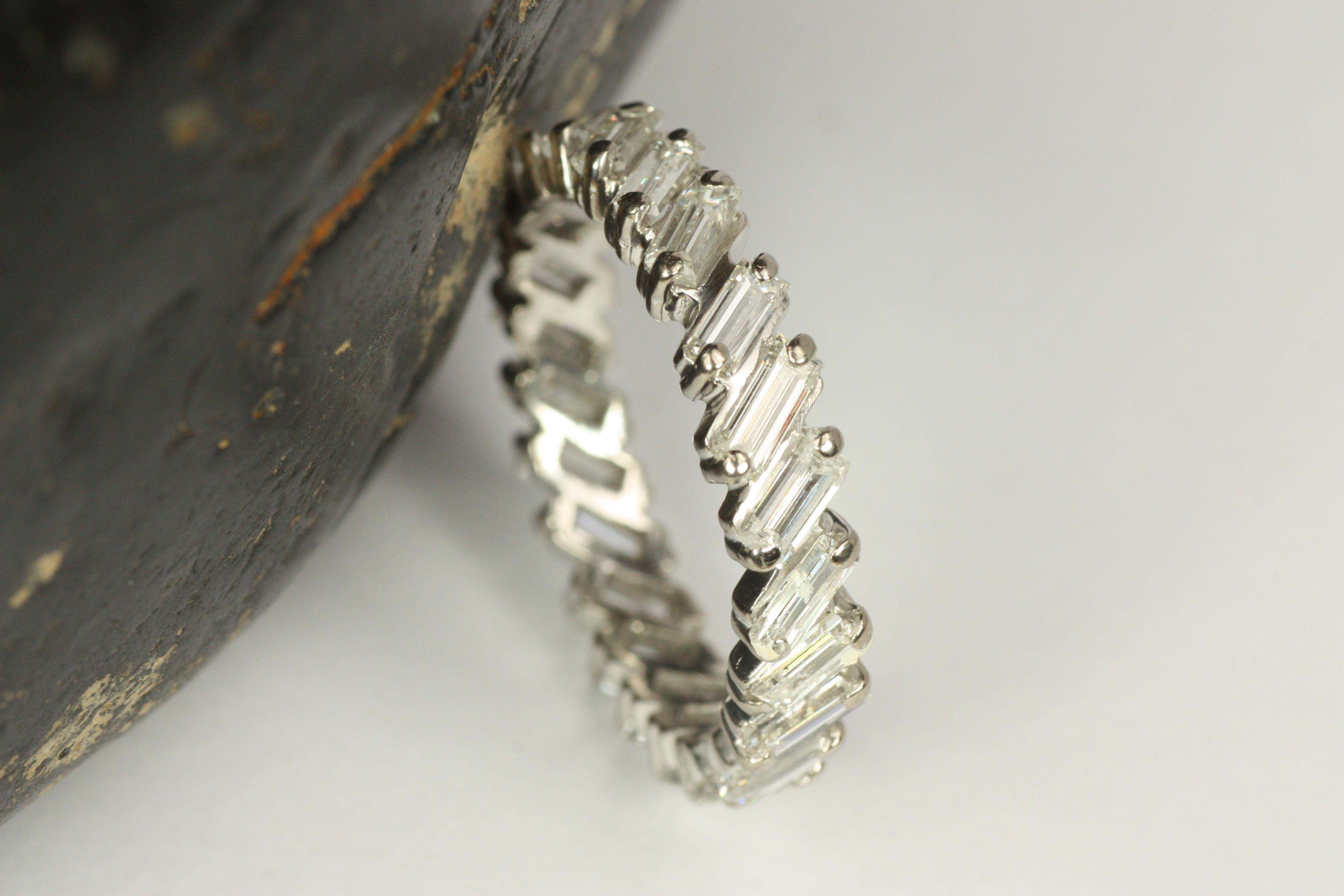 Alianza de boda eterna de platino con diamante baguette inclinado vintage años 50 Corte baguette en venta