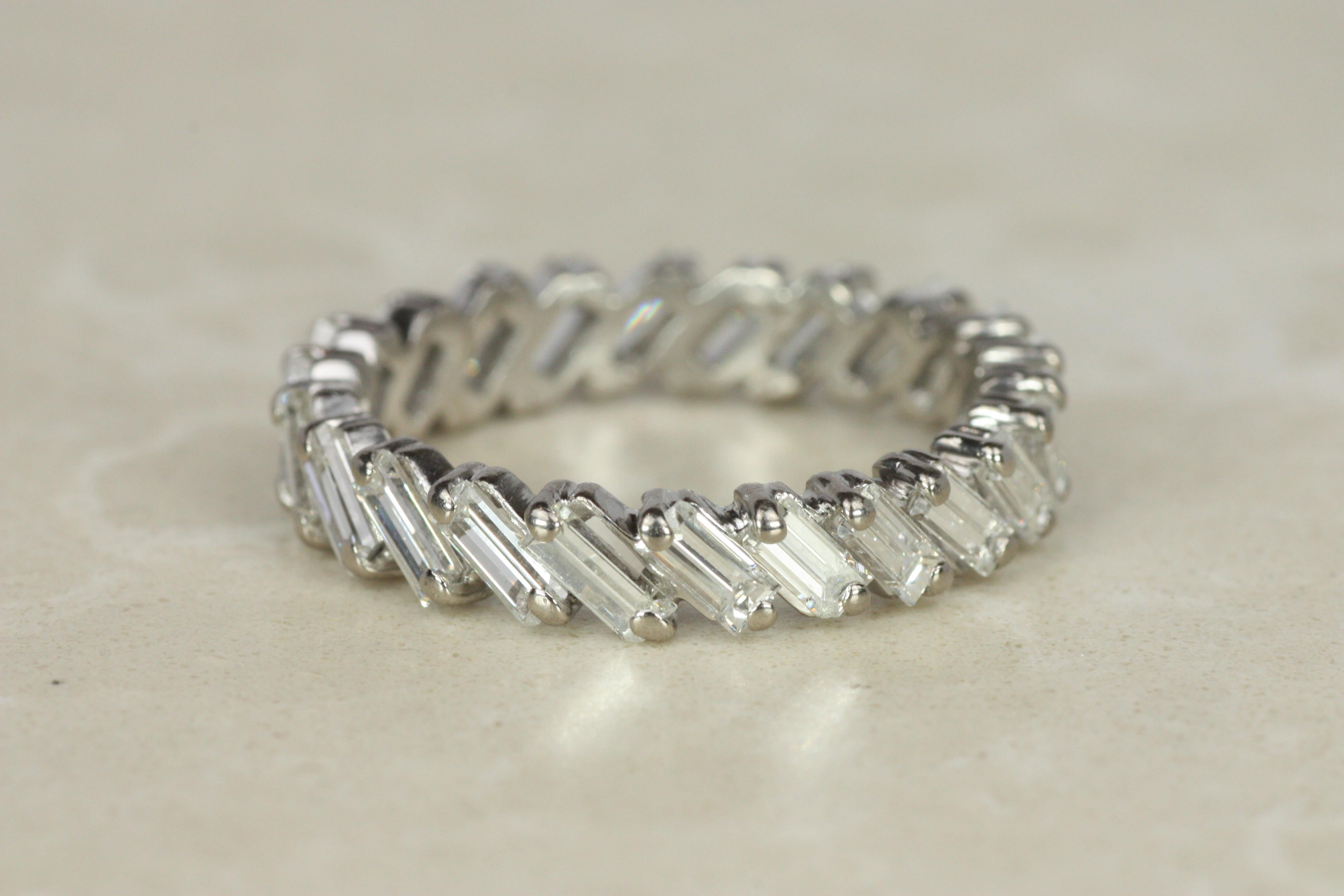 Alianza de boda eterna de platino con diamante baguette inclinado vintage años 50 en Bueno estado para la venta en Santa Monica, CA