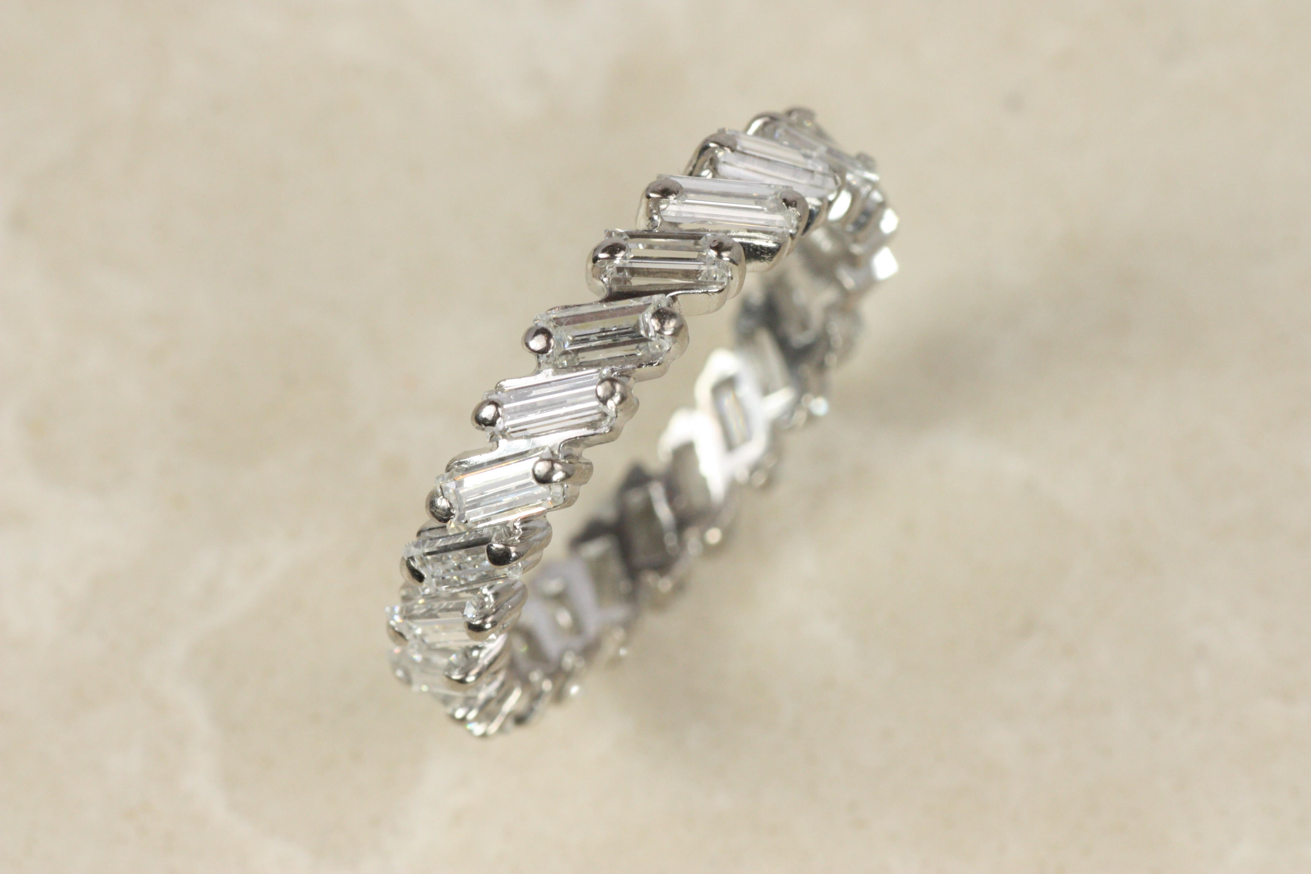 De las mujeres Alianza de boda eterna de platino con diamante baguette inclinado vintage años 50 en venta