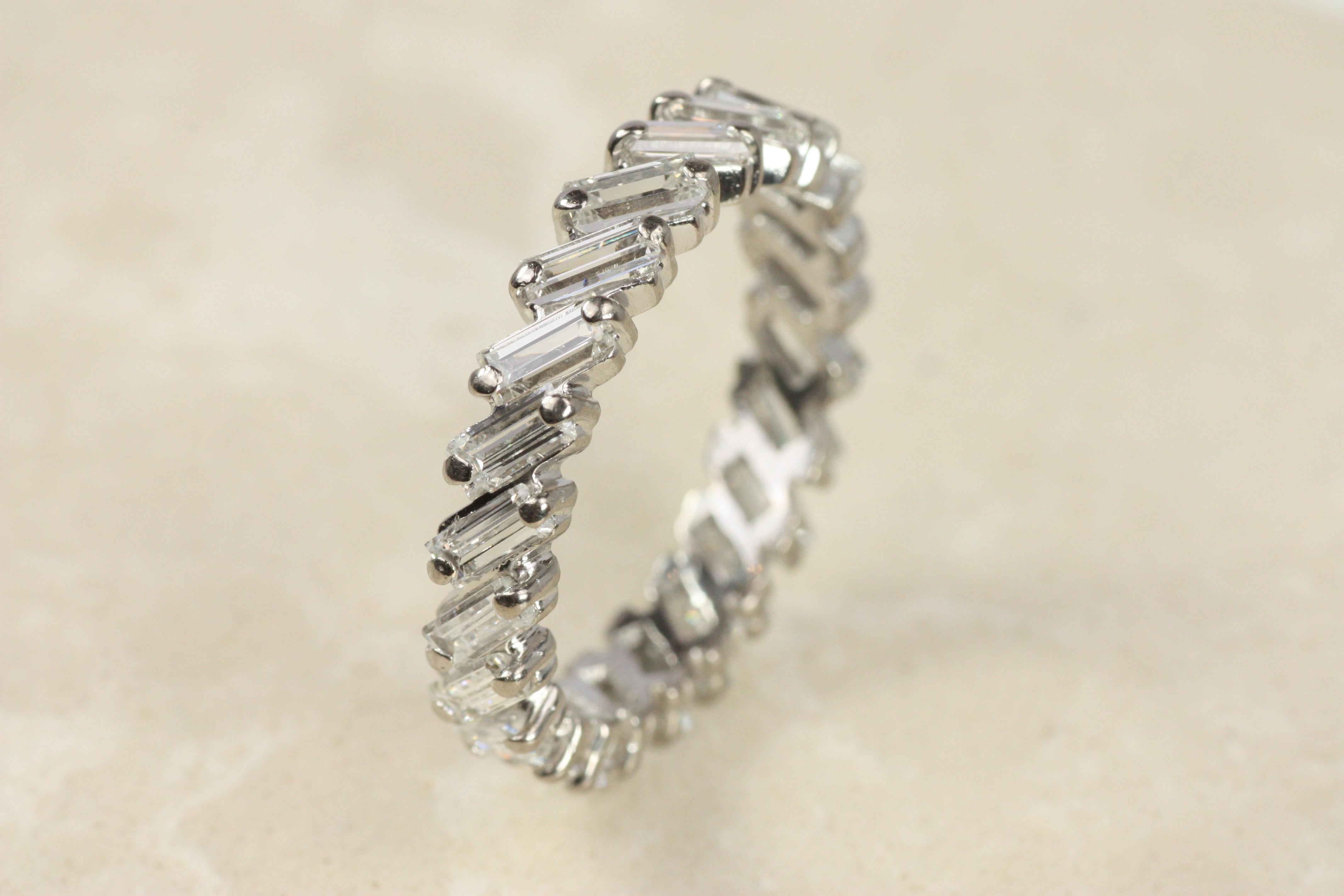 Alianza de boda eterna de platino con diamante baguette inclinado vintage años 50 en venta 1