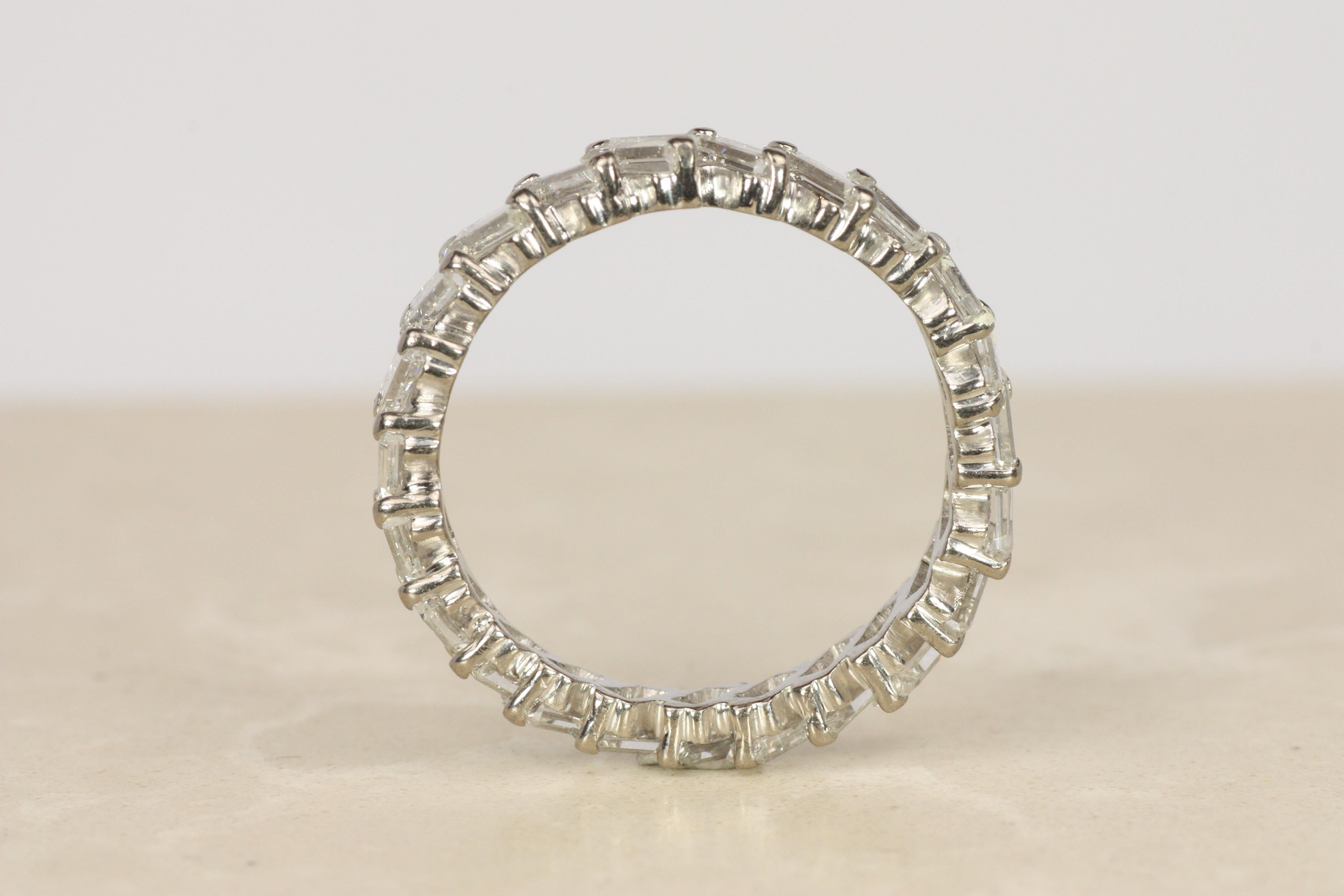 Alianza de boda eterna de platino con diamante baguette inclinado vintage años 50 en venta 3