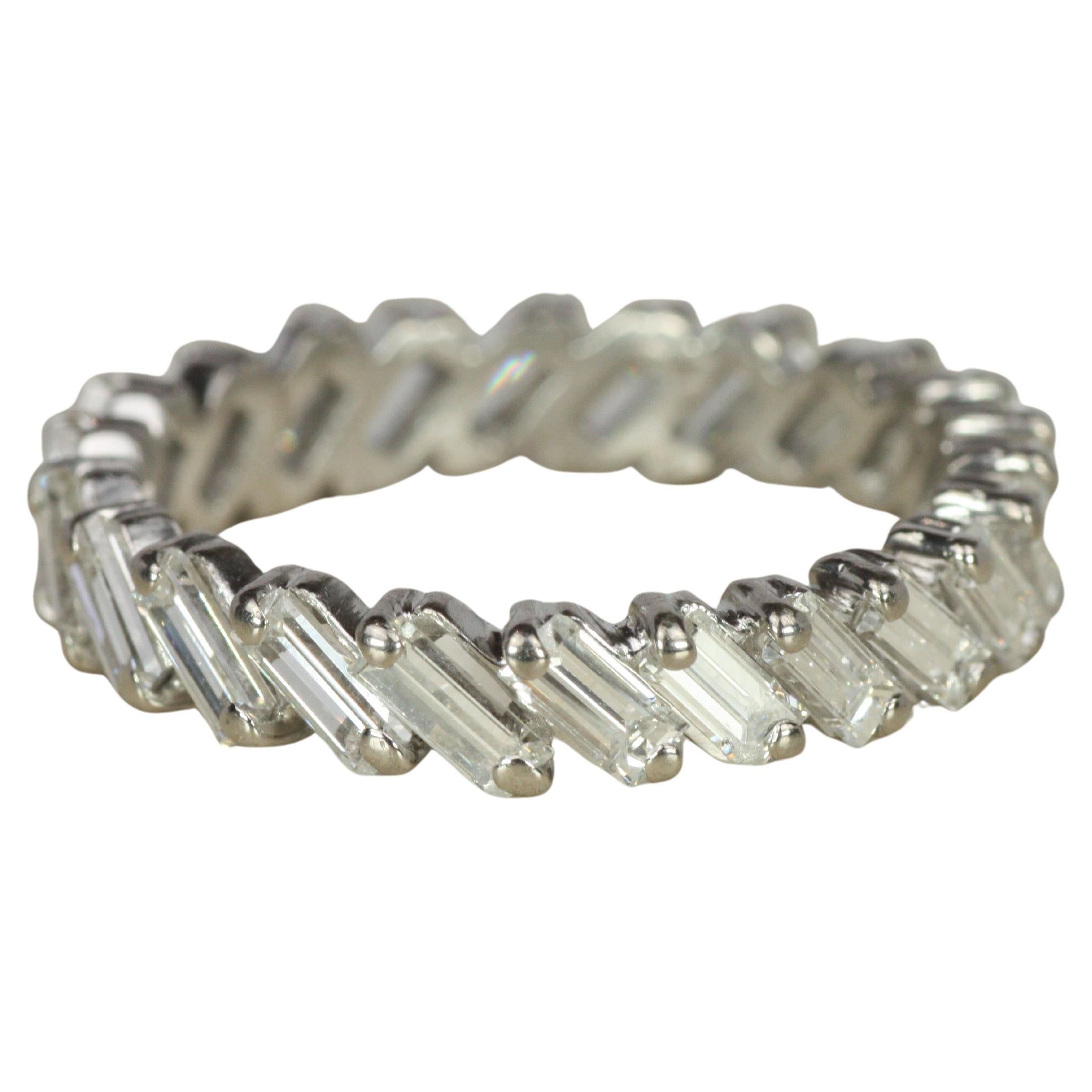 Alianza de boda eterna de platino con diamante baguette inclinado vintage años 50 en venta