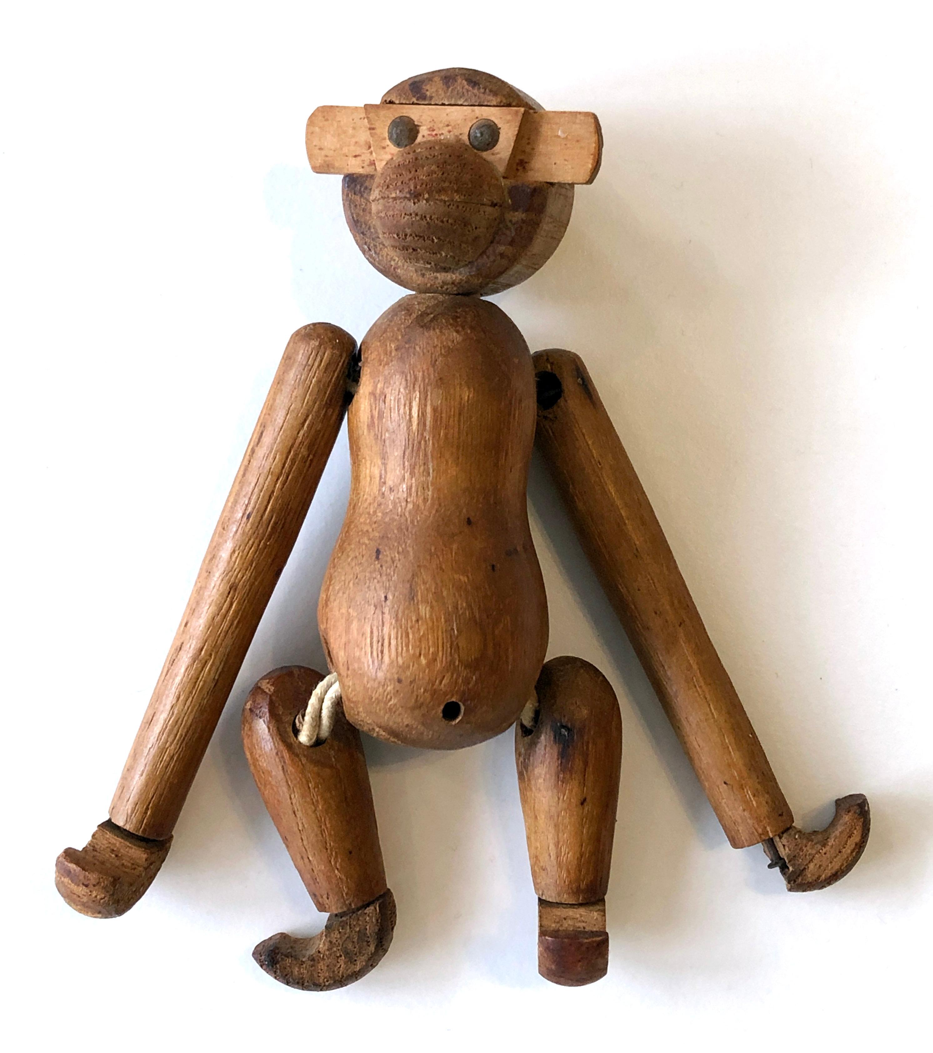 Hand-Crafted Vintage 1950's small wooden monkey - Kay Bojesen style For Sale