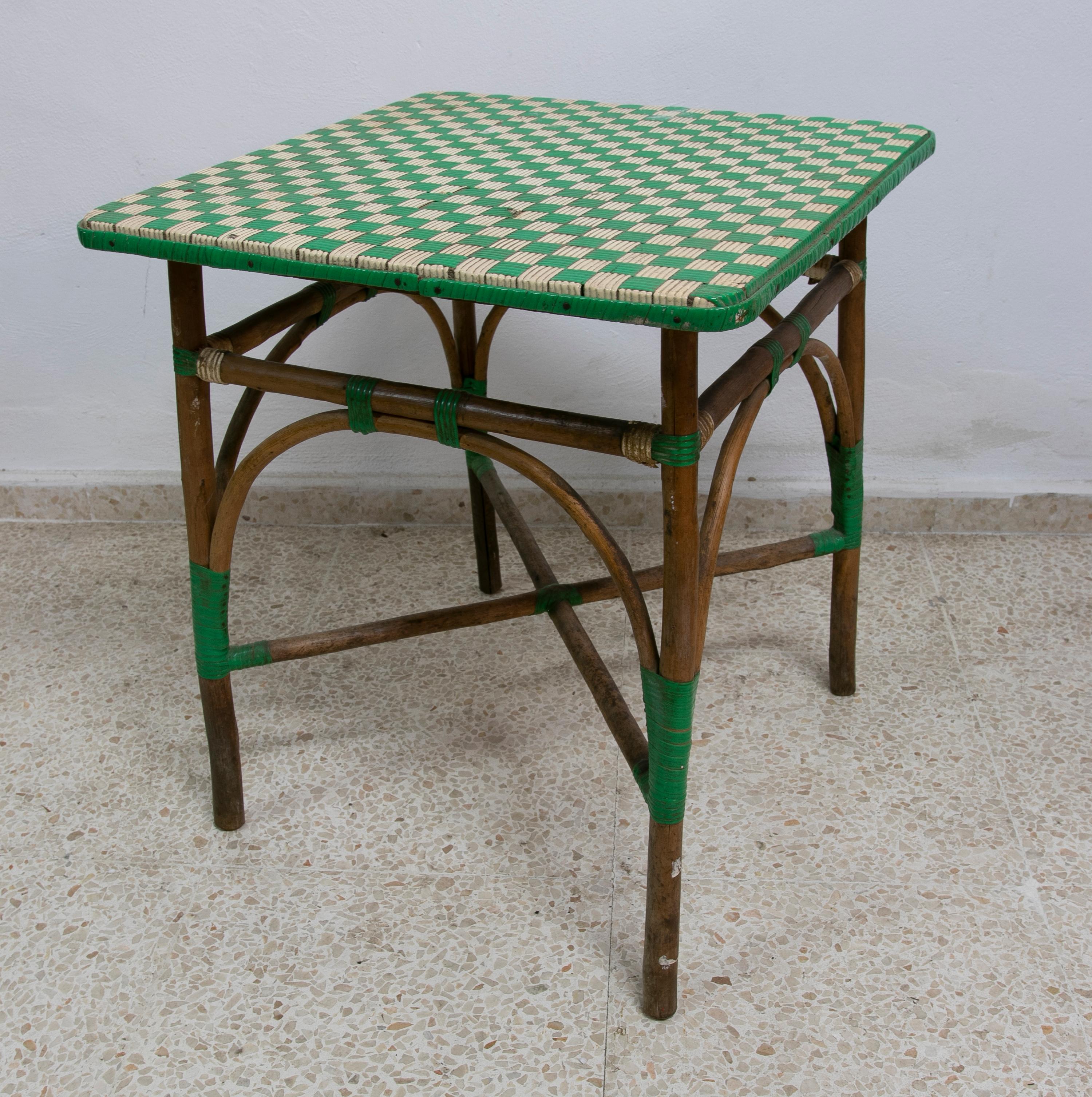Vintage 1950s Spanish Bamboo Side-Table w/ 2-Tone Woven Fibers Decoration  In Good Condition In Marbella, ES