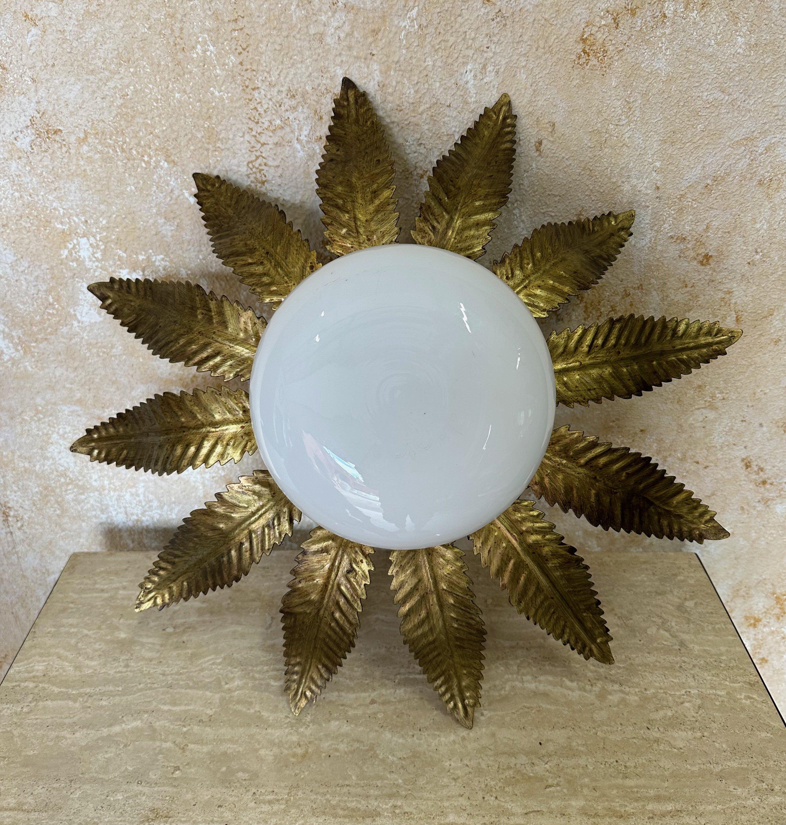 Plafonnier espagnol vintage des années 1950 en métal doré avec globe opalin en vente 3
