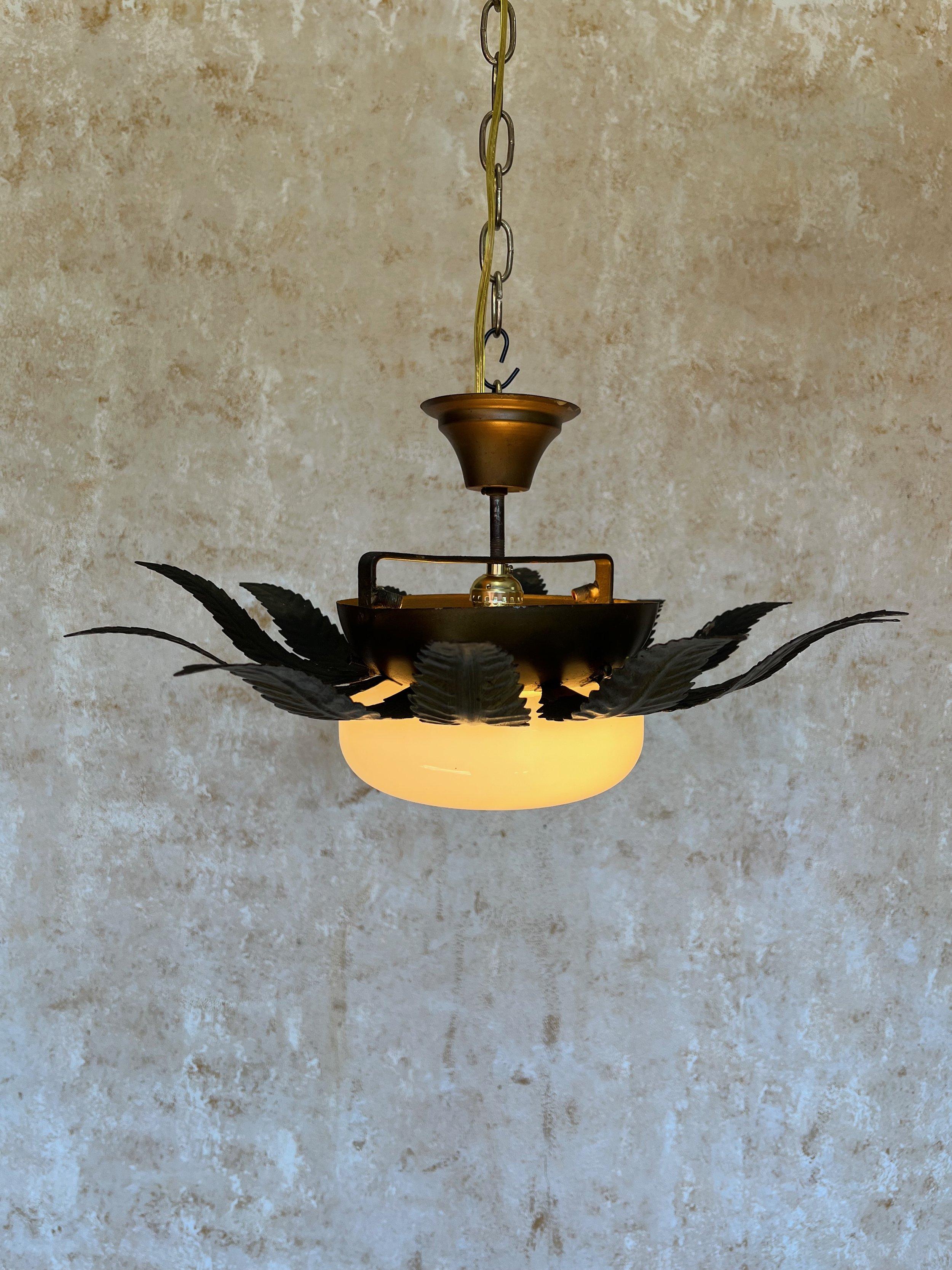 Plafonnier espagnol vintage des années 1950 en métal doré avec globe opalin en vente 1