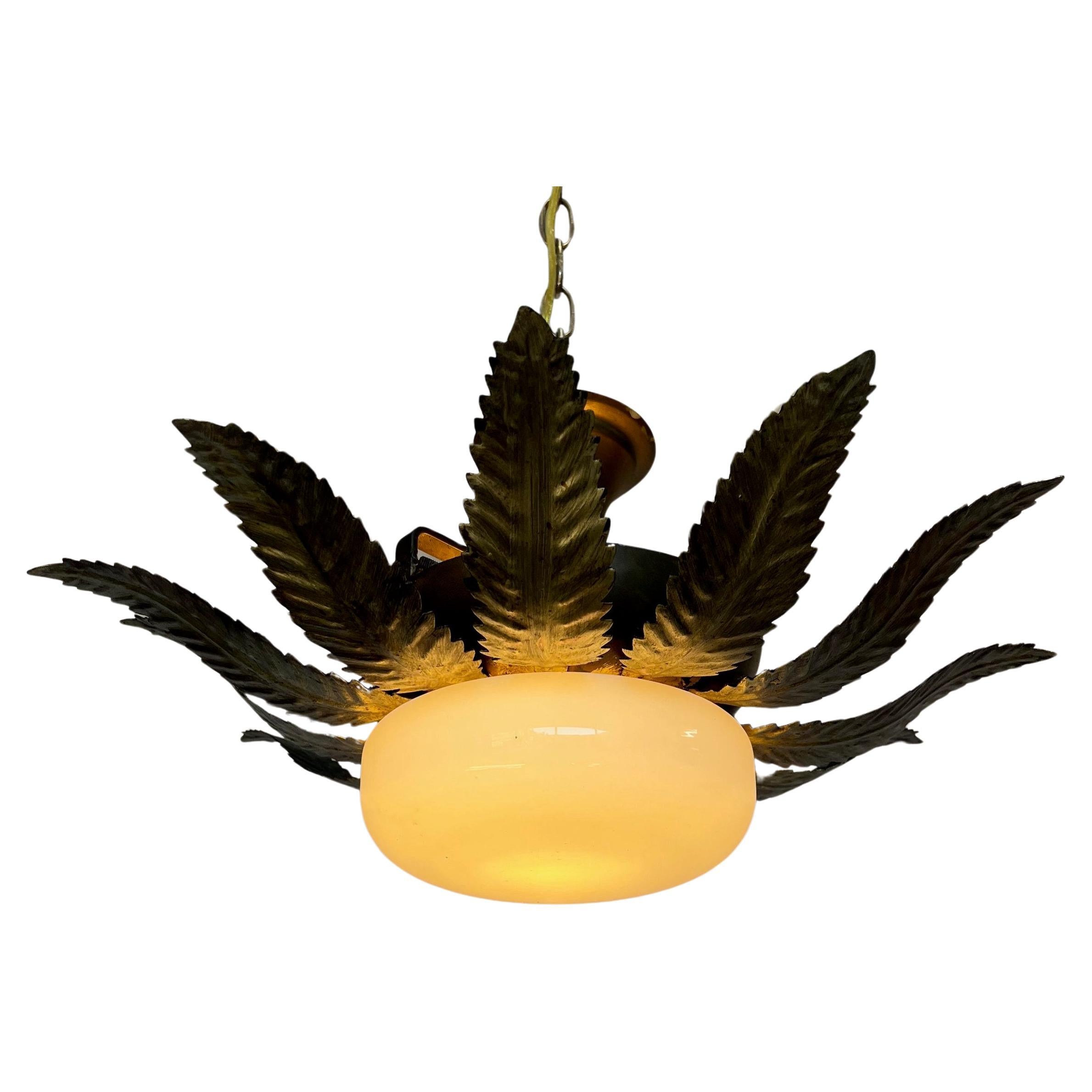 Plafón español vintage de metal dorado de los años 50 con globo opalino