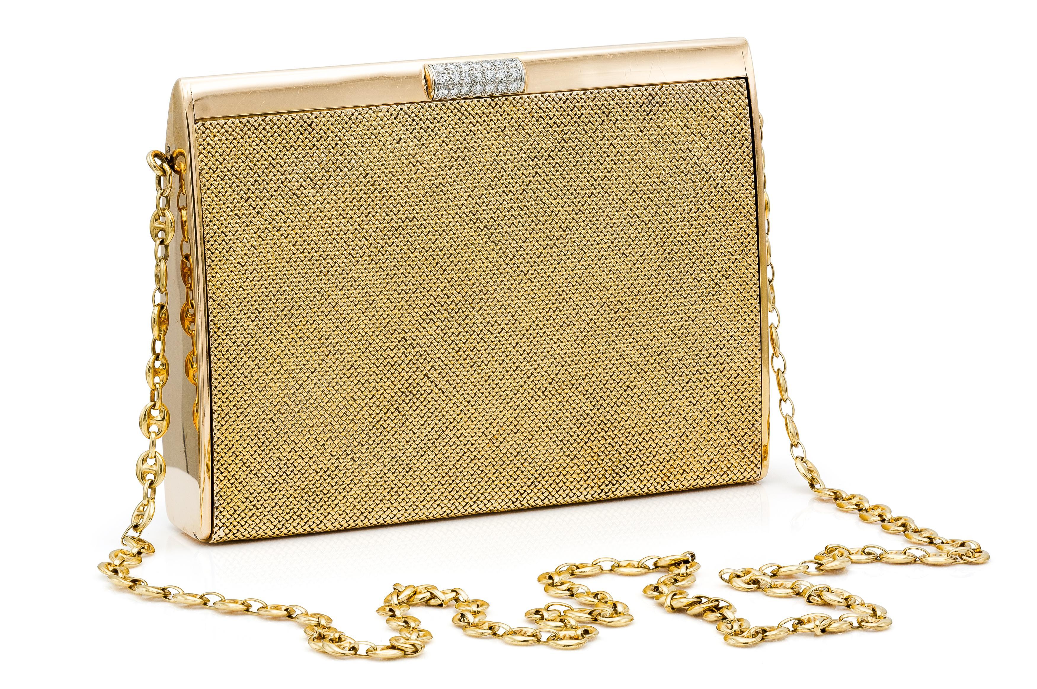 Finement réalisé en or jaune 18k avec des diamants ronds de taille brillante.
Signé par Sterle
Circa 1950s
4 x 5 1/2 x 7/8 pouces
