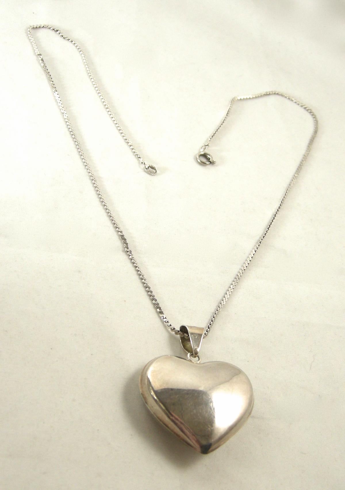 Vintage 1950’s Sterling Heart Pendant & Chain Necklace In Good Condition In New York, NY
