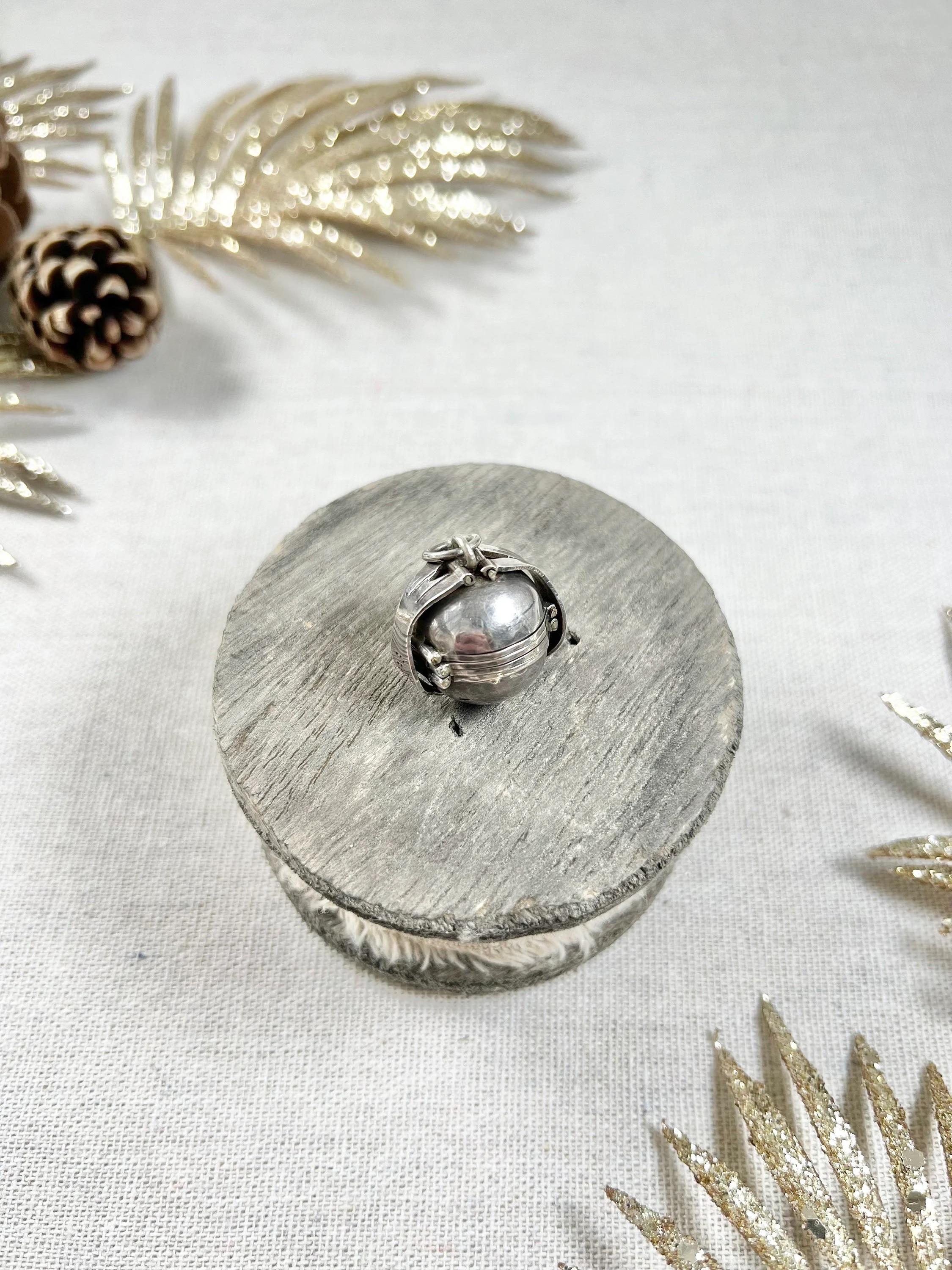 Vintage Silver Locket

Sterling Silver 925 Stamped

Circa 1950s

This vintage family locket from the 1950s is a true piece of art. Made of sterling silver and stamped with 925, it features a stunning orb design with a pair of gullwing clasps that