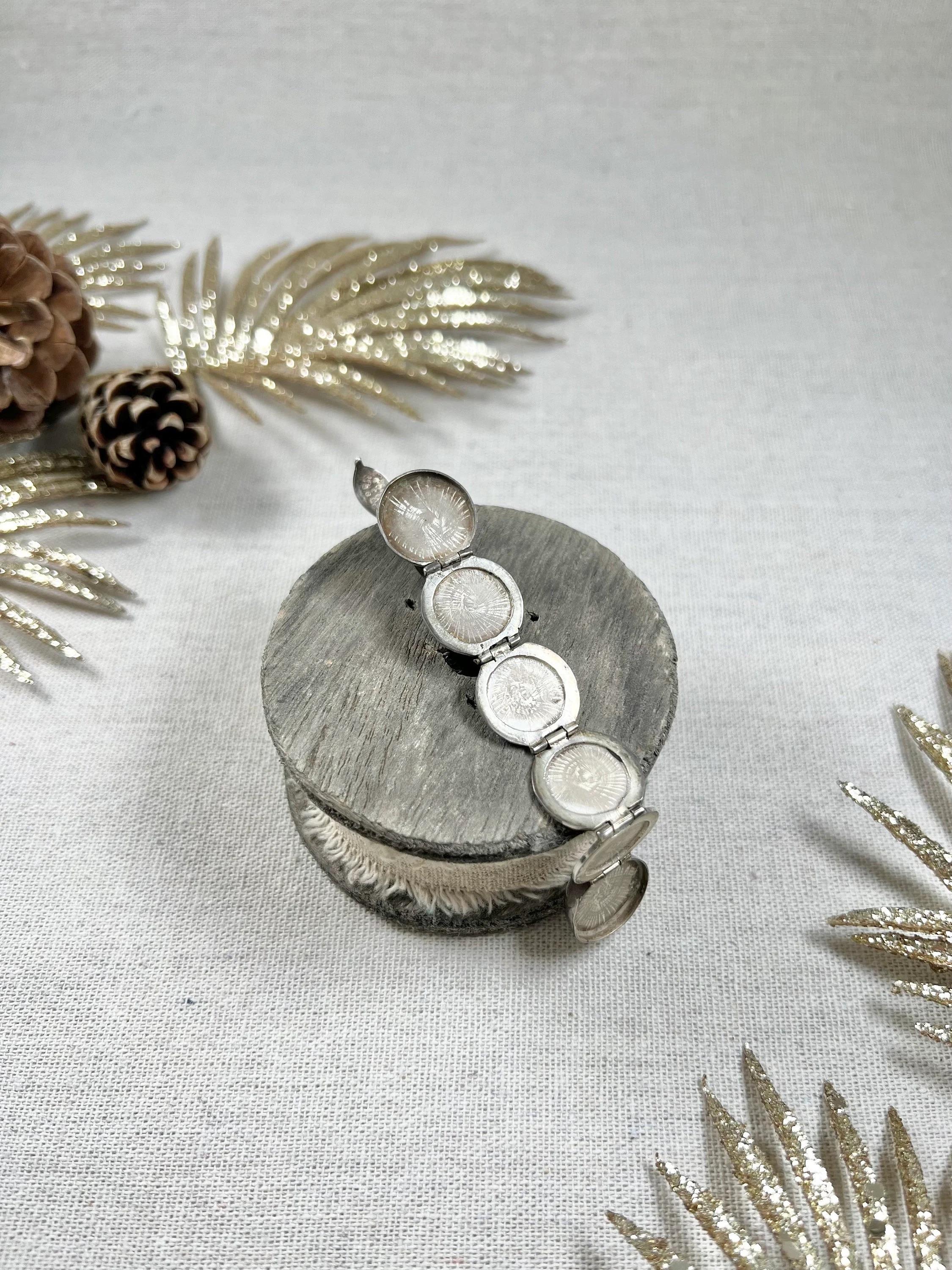 Vintage, 1950s Sterling Silver, Snitch Orb Family Photo Locket Unisexe en vente