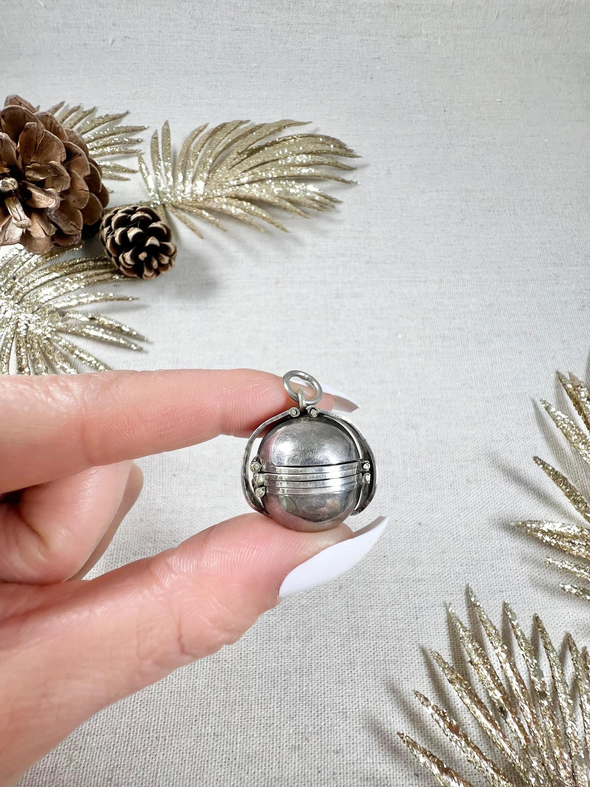 Vintage, 1950s Sterling Silver, Snitch Orb Family Photo Locket For Sale 3