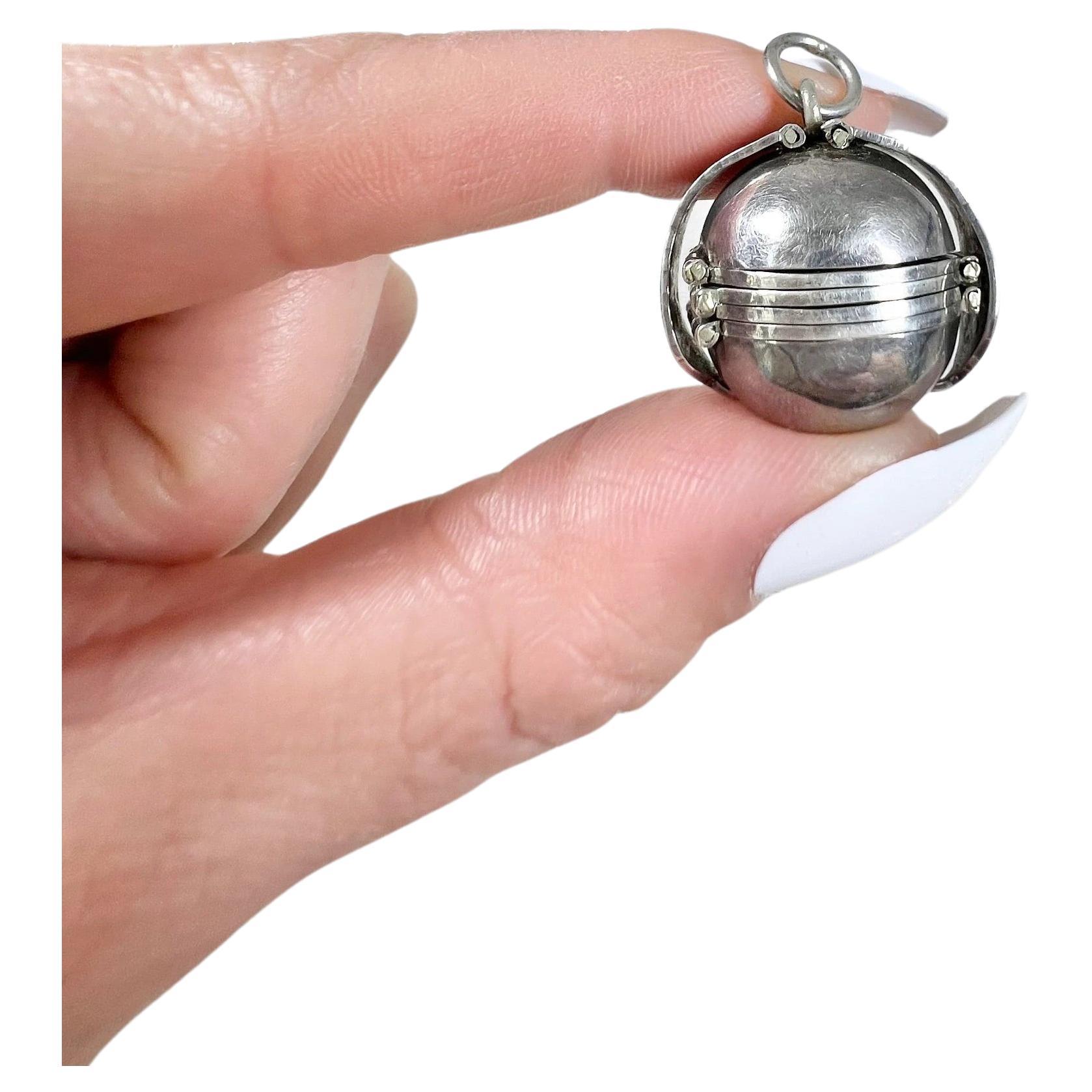 Vintage, 1950s Sterling Silver, Snitch Orb Family Photo Locket en vente