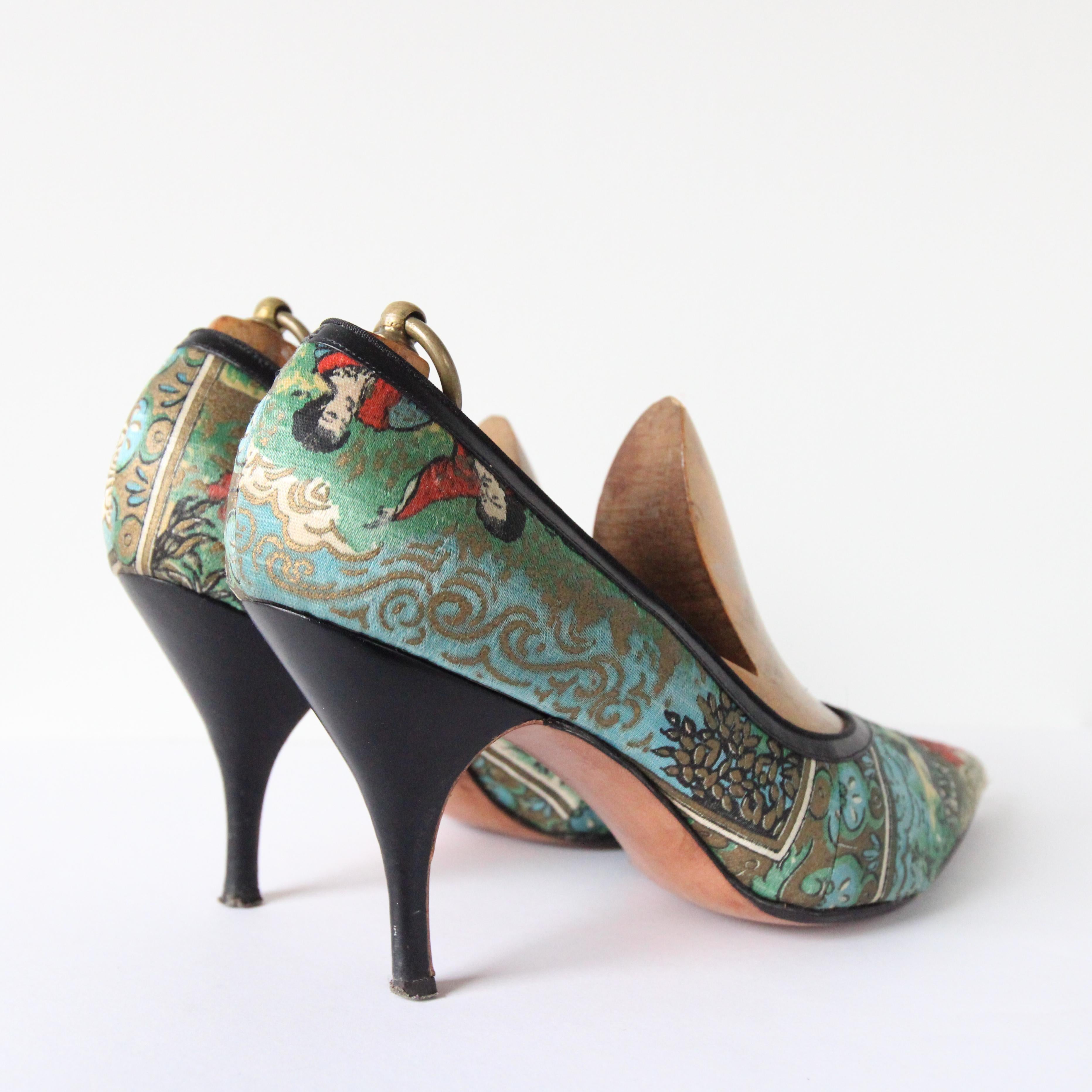 Brown Vintage 1950's Stilettos Silk Printed Pointed Toe heels 1950 heels UK 5.5 US 7.5 For Sale