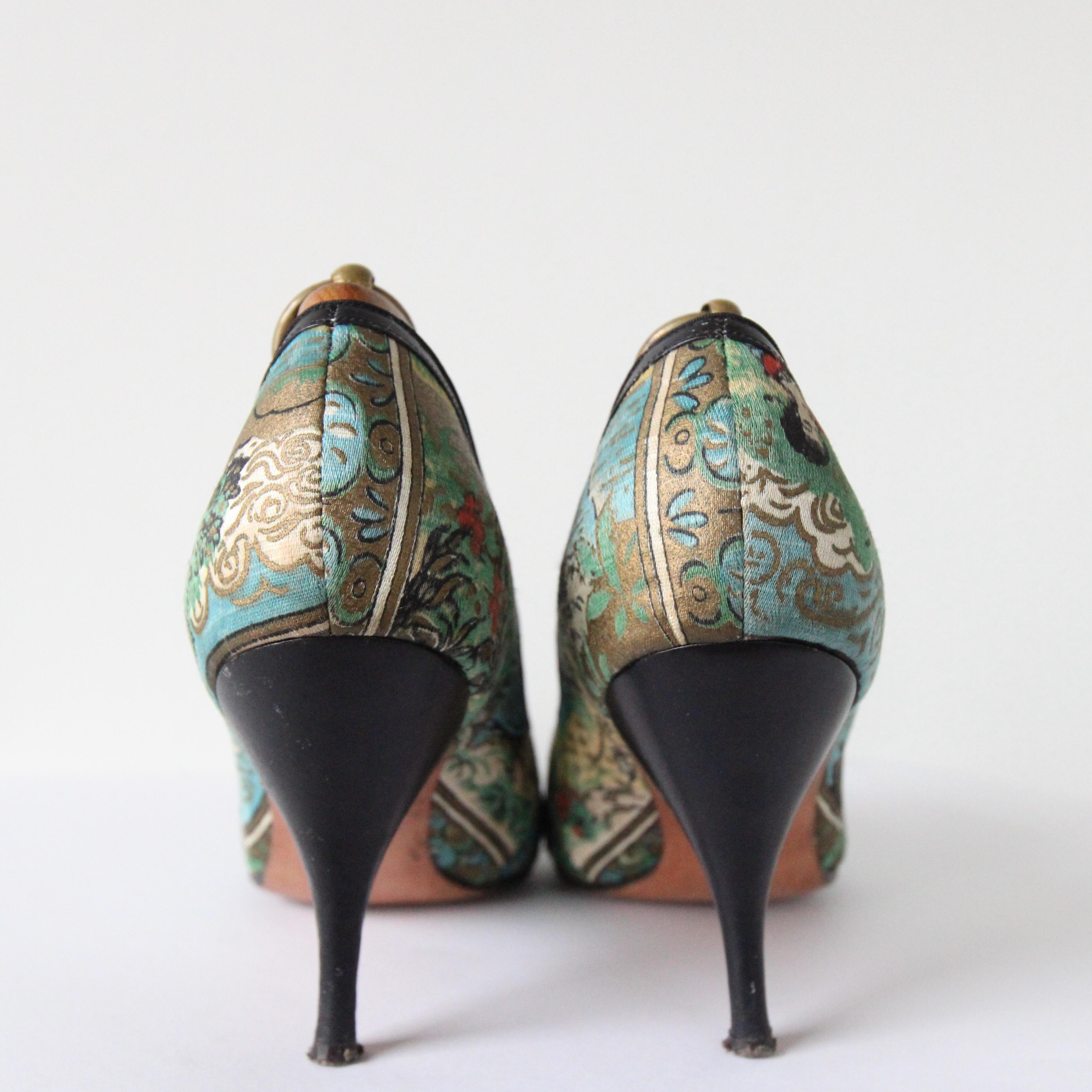 Vintage 1950's Stilettos Silk Printed Pointed Toe heels 1950 heels UK 5.5 US 7.5 In Good Condition For Sale In Cheltenham, GB