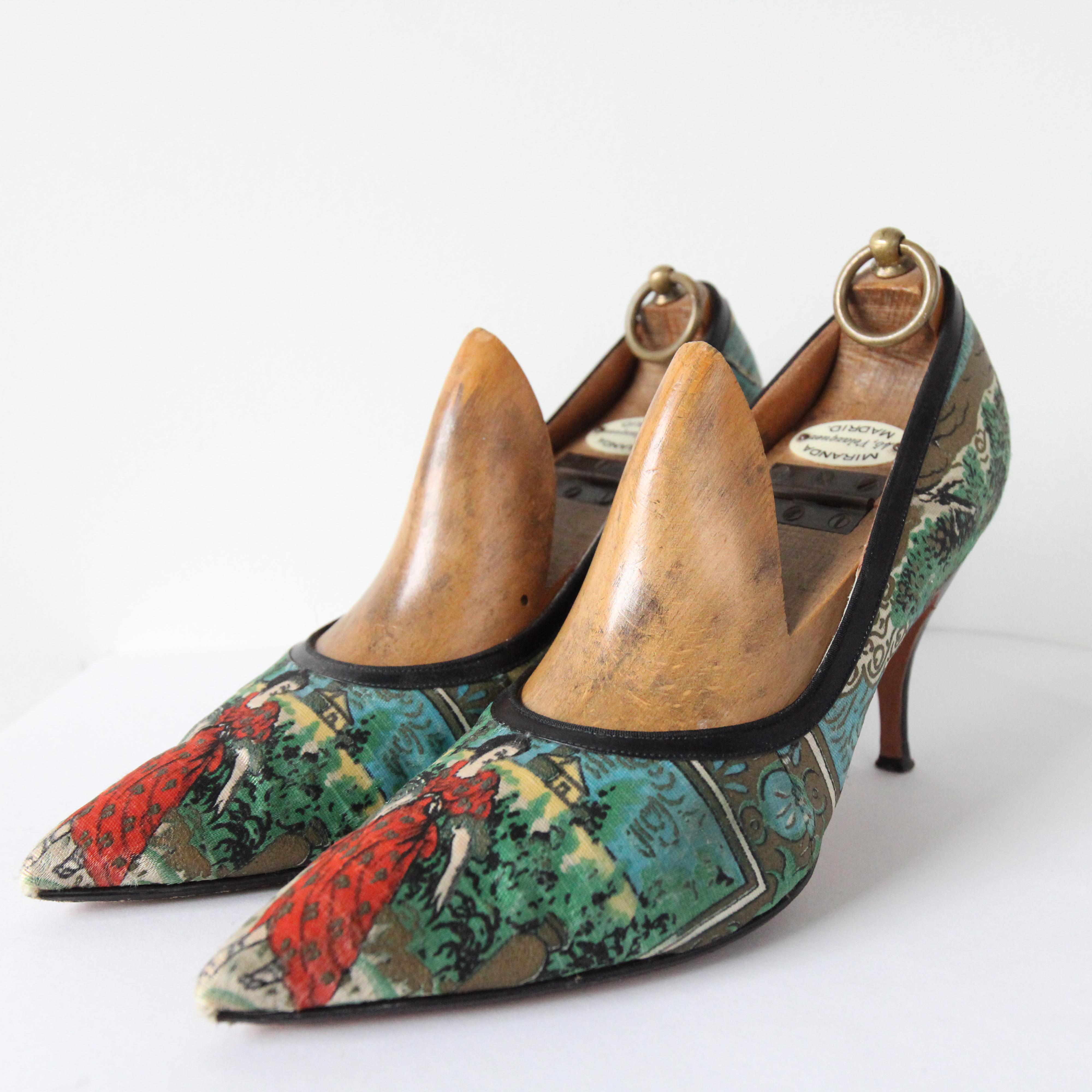 Vintage 1950's Stilettos Silk Printed Pointed Toe heels 1950 heels UK 5.5 US 7.5 For Sale 3