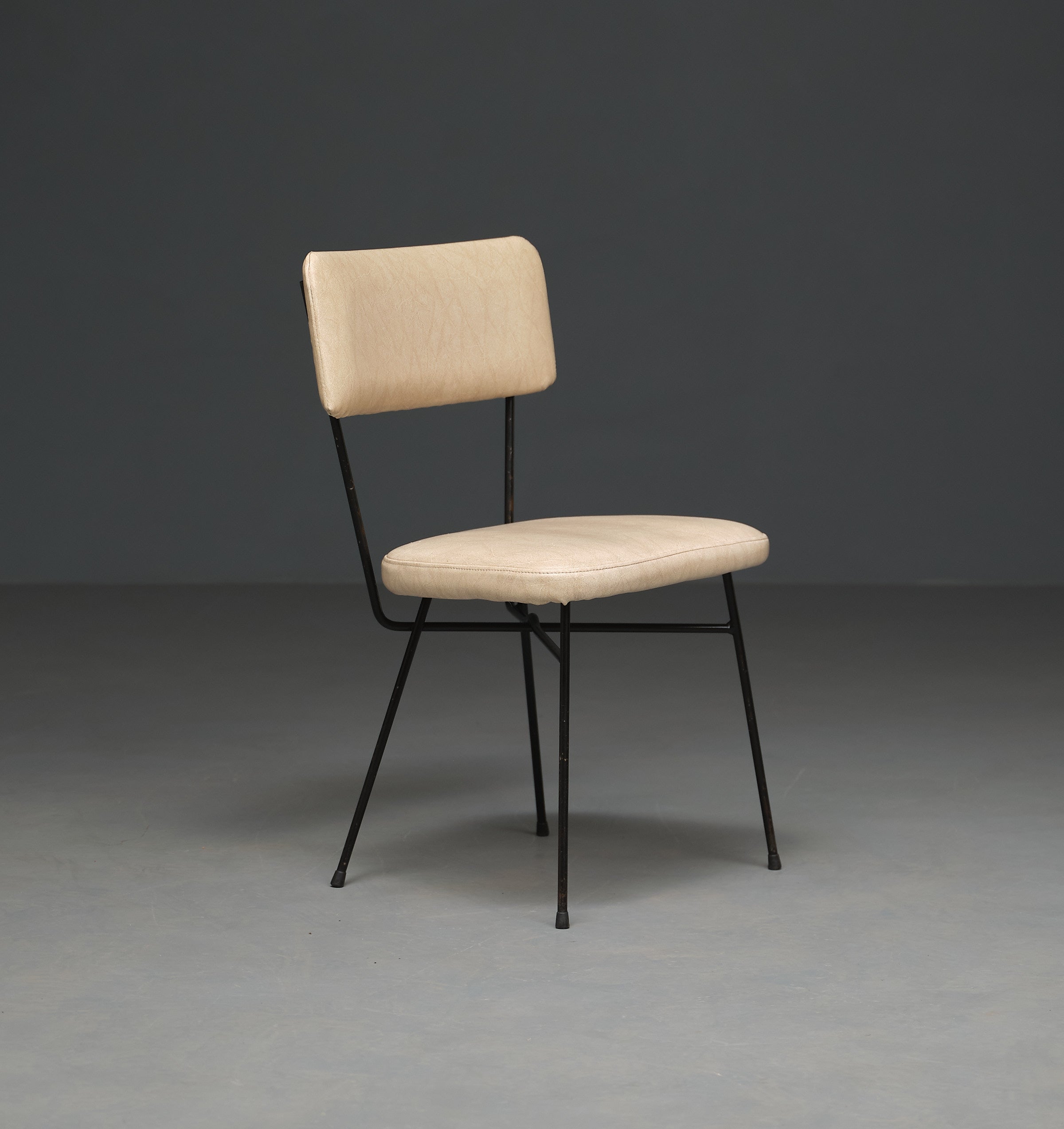 Voici une chaise vintage emblématique conçue par le célèbre Studio BBPR pour Arflex, datant des années 1950. Ces classiques intemporels dégagent un charme unique qui promet de rehausser votre décoration intérieure.

Ces chaises sont dotées d'un