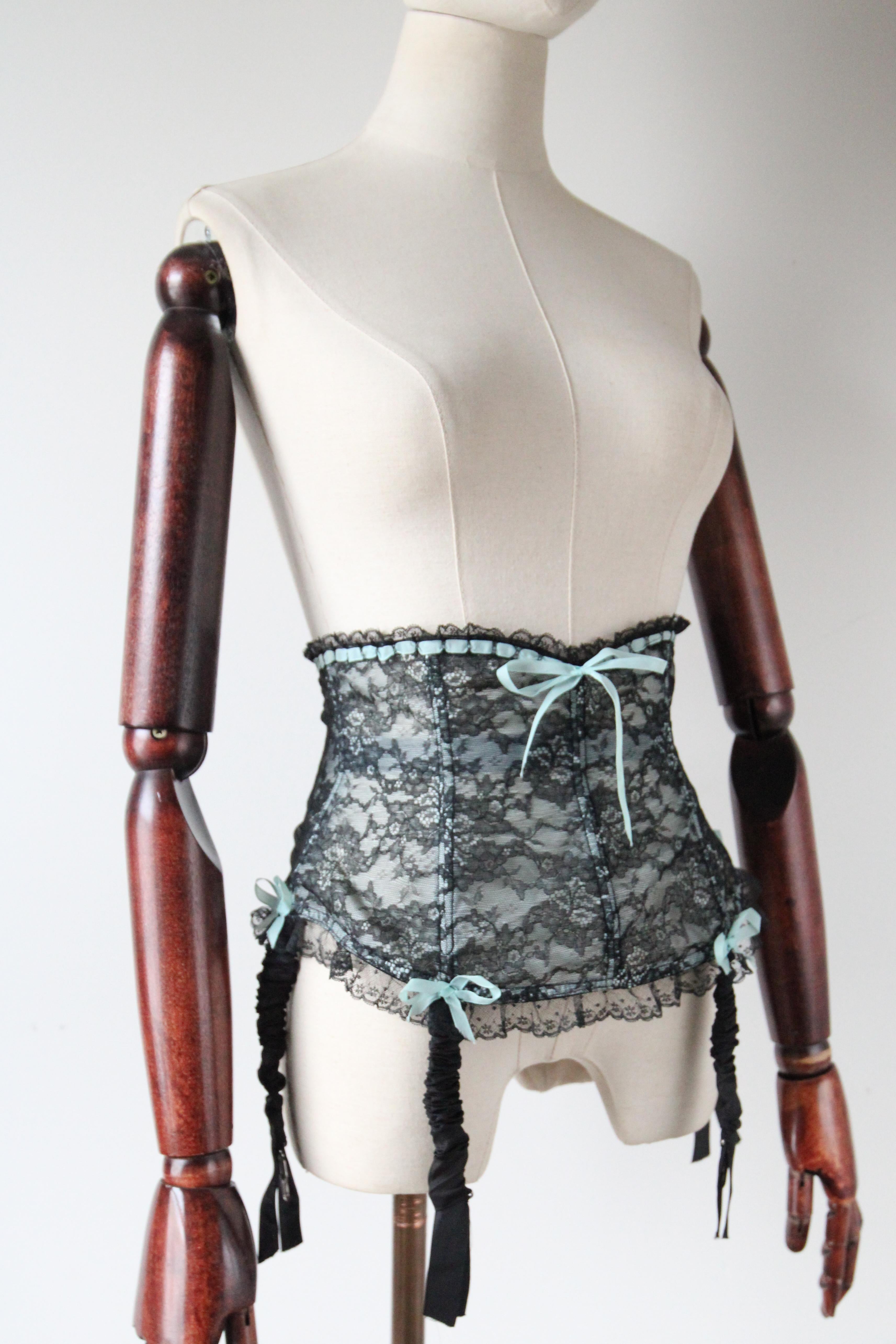 Vintage 1950's Porte-jarretelles Waspie Garter Belt Lingerie Black Lace UK 8 US 4 Bon état - En vente à Cheltenham, GB