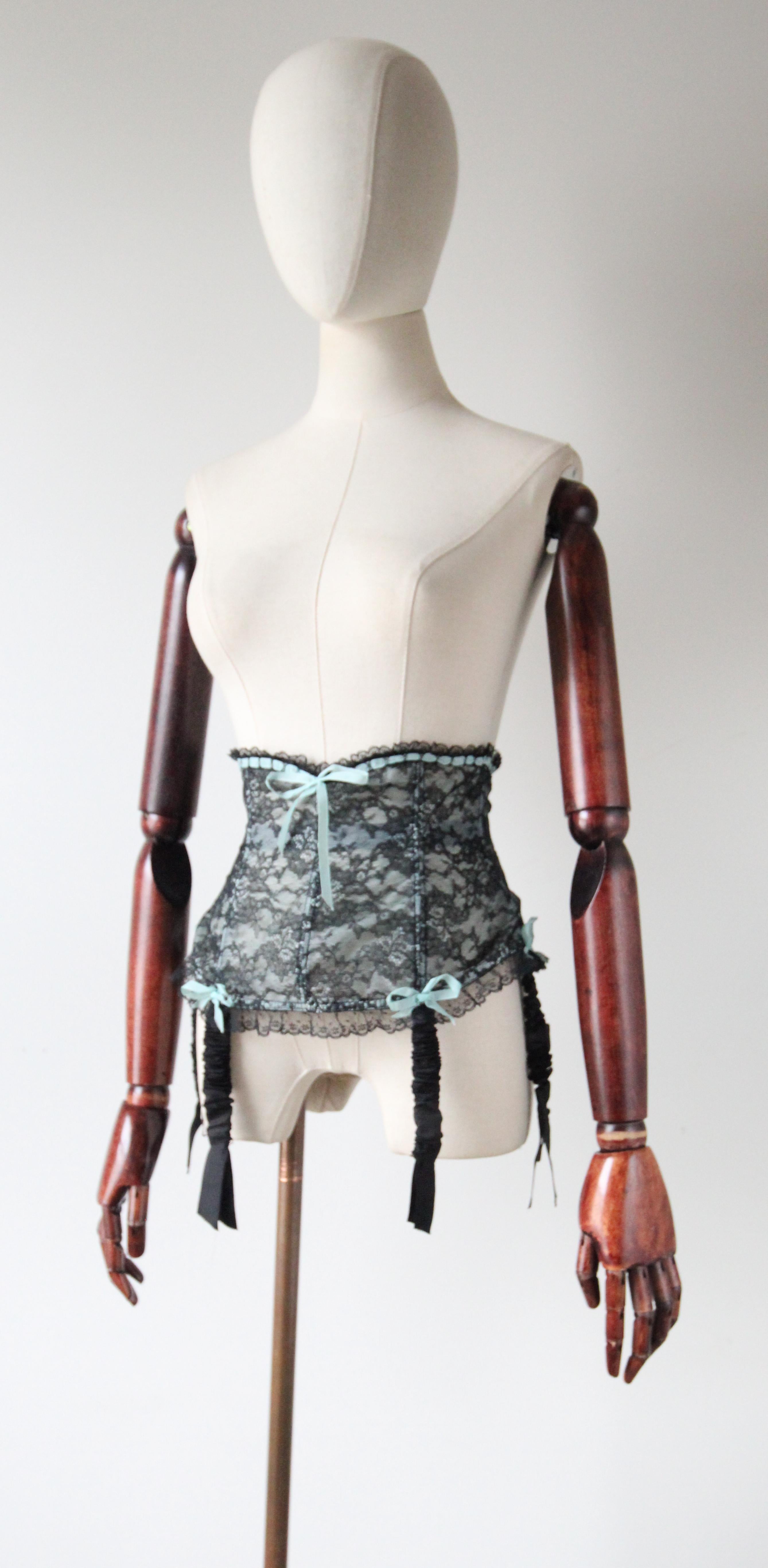 Vintage 1950's Porte-jarretelles Waspie Garter Belt Lingerie Black Lace UK 8 US 4 Pour femmes en vente