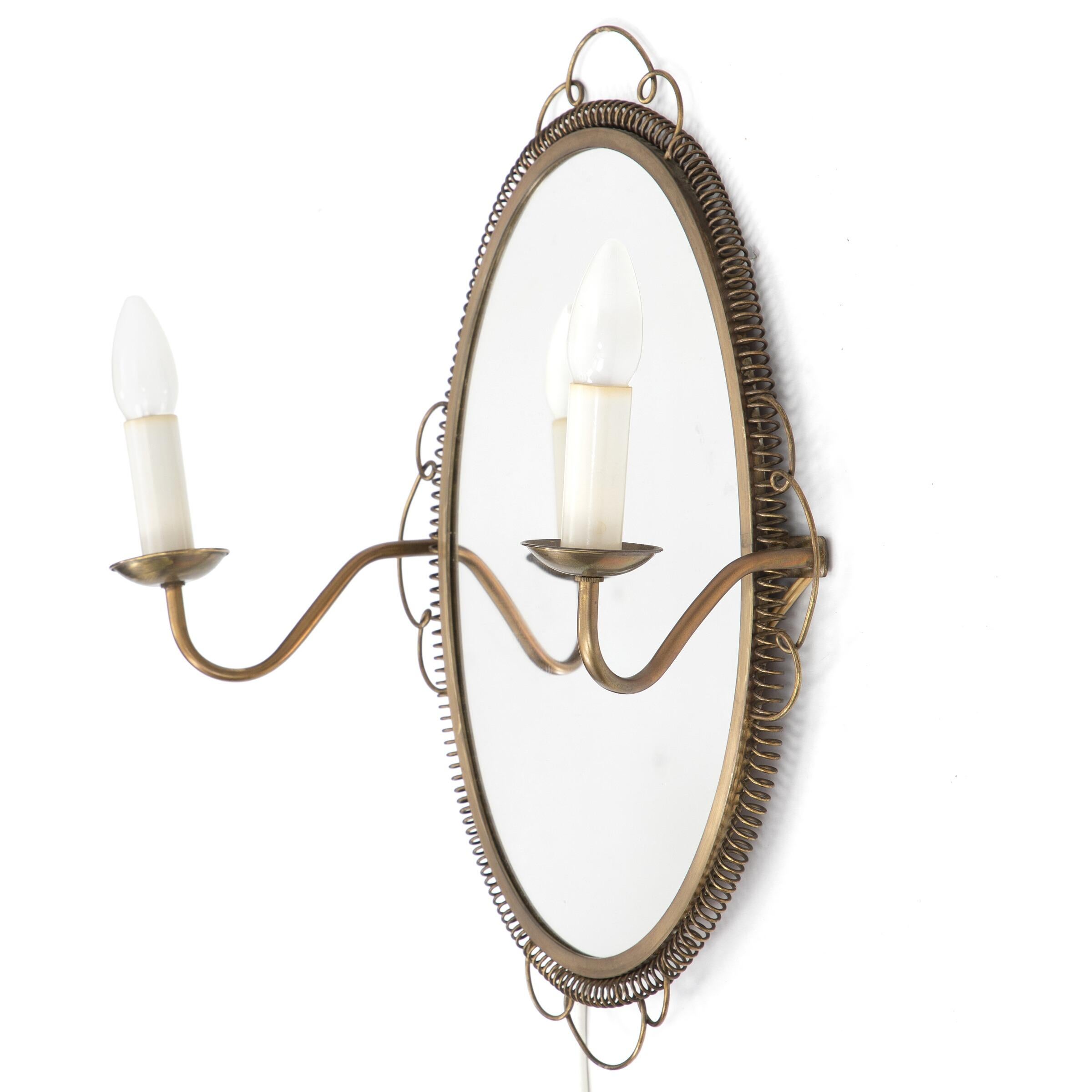 Ovaler Spiegel

Rahmen aus Messing

Twist-Detail am Rahmen

Zwei Wandleuchter

Schweden 1950er Jahre.