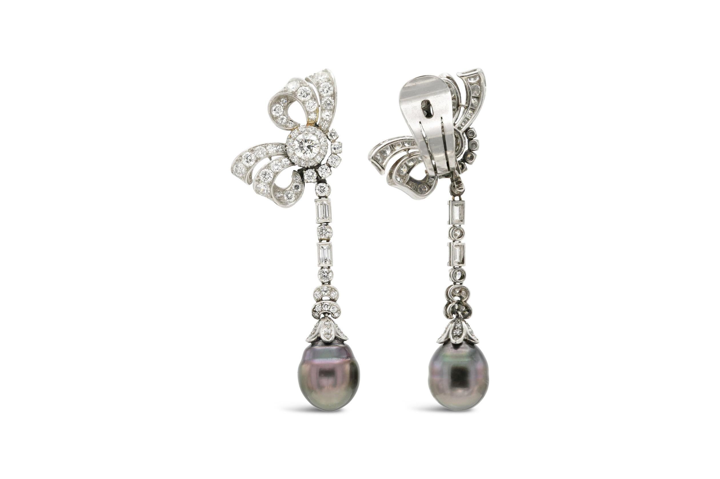 Vintage 1950s Tahitian Pearl and 4.70 Carat Diamond Bow Dangle Earrings In Good Condition For Sale In New York, NY