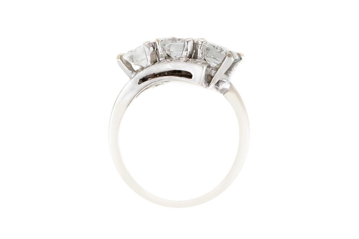 Vintage 1950er Jahre Drei Stein 3,00 Karat Diamantring mit Smaragdschliff im Smaragdschliff im Zustand „Gut“ im Angebot in New York, NY