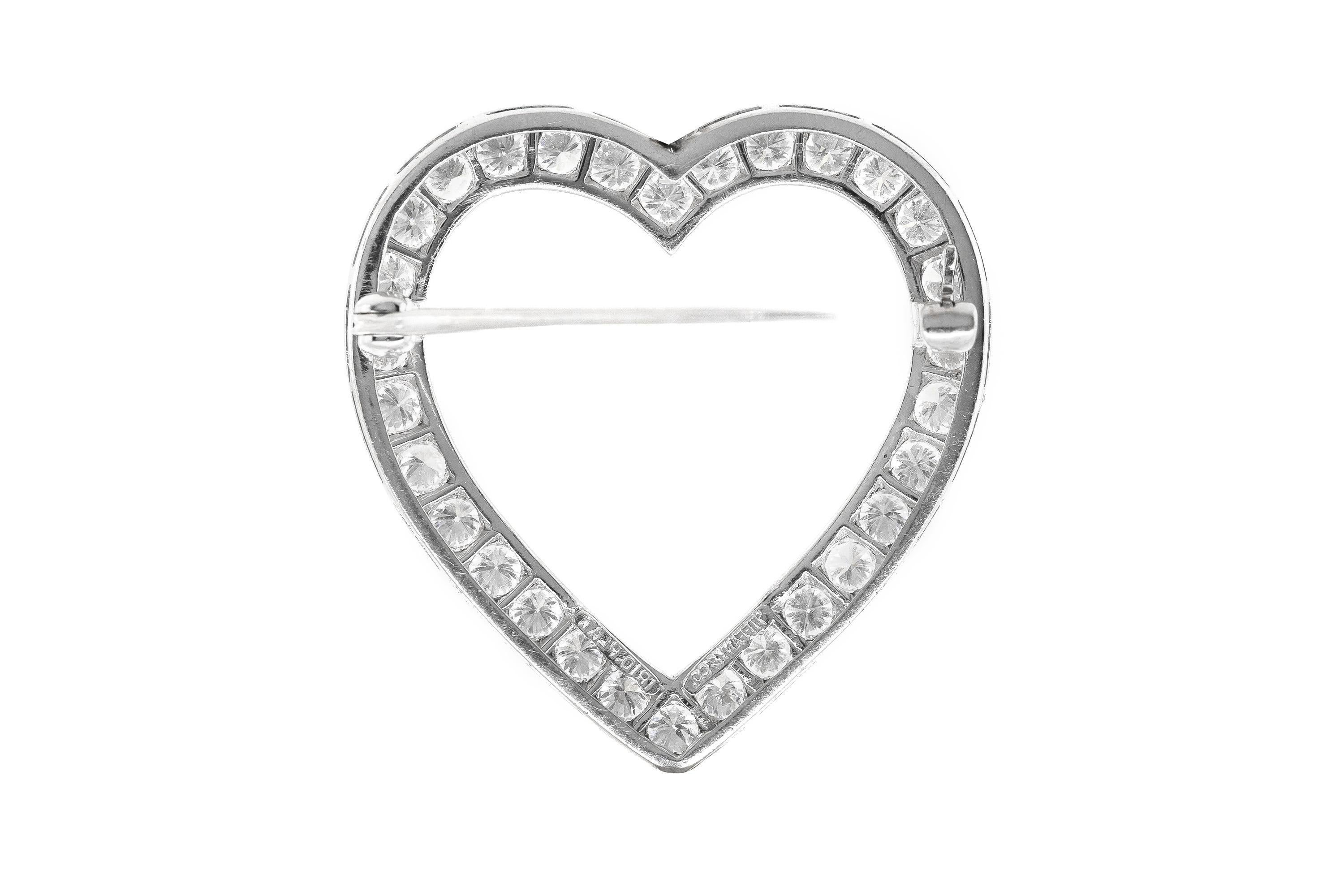 Finement réalisée en platine avec des diamants ronds de taille brillant pesant au total environ 3,00 carats. 
Signé par Tiffany & Co.
Circa 1950's
1 1/4 x 1 1/4 pouces