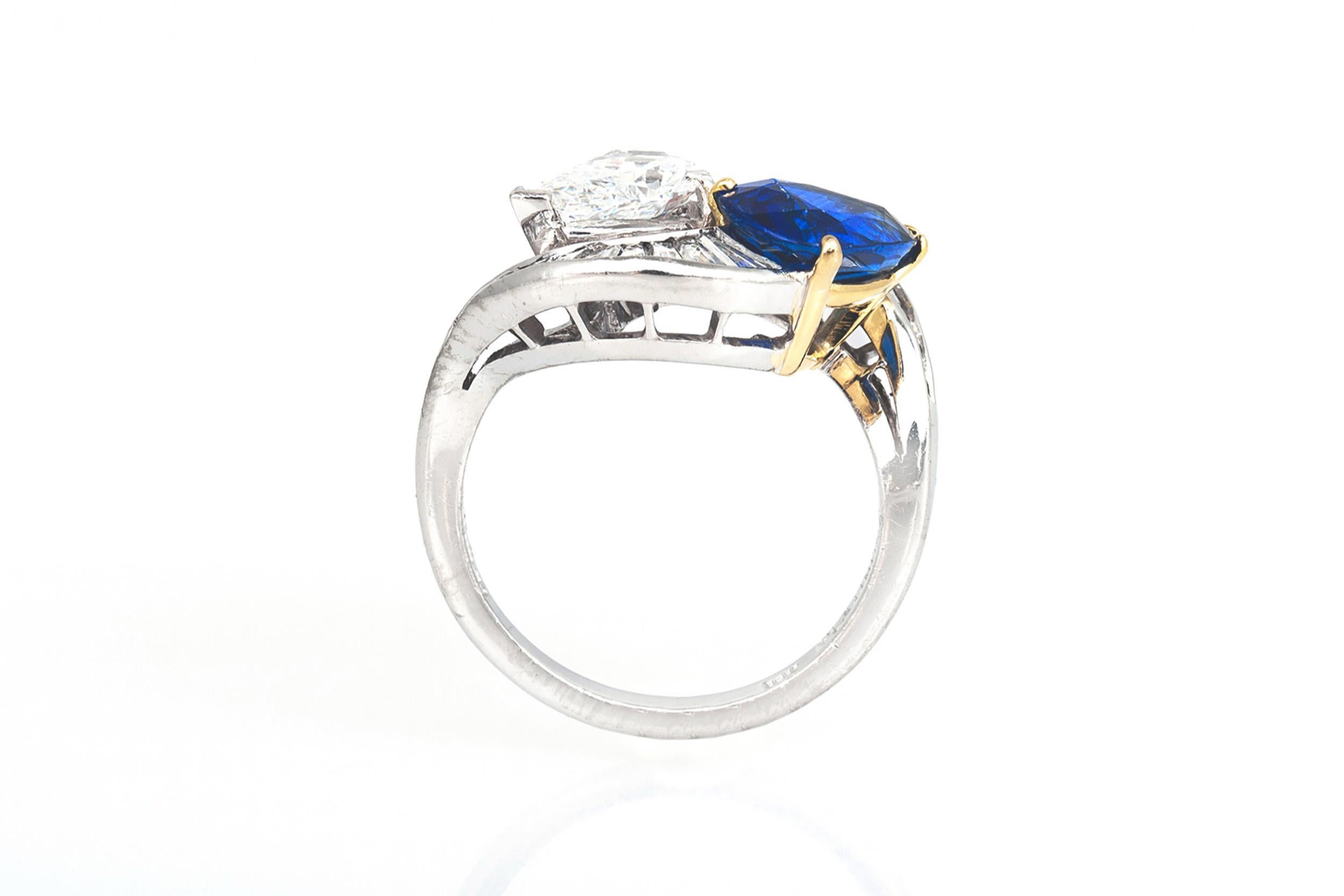 Vintage 1950s Toi Et Moi 2.50 Carat Sapphire and 1.18 Carat Diamond Ring In Good Condition For Sale In New York, NY
