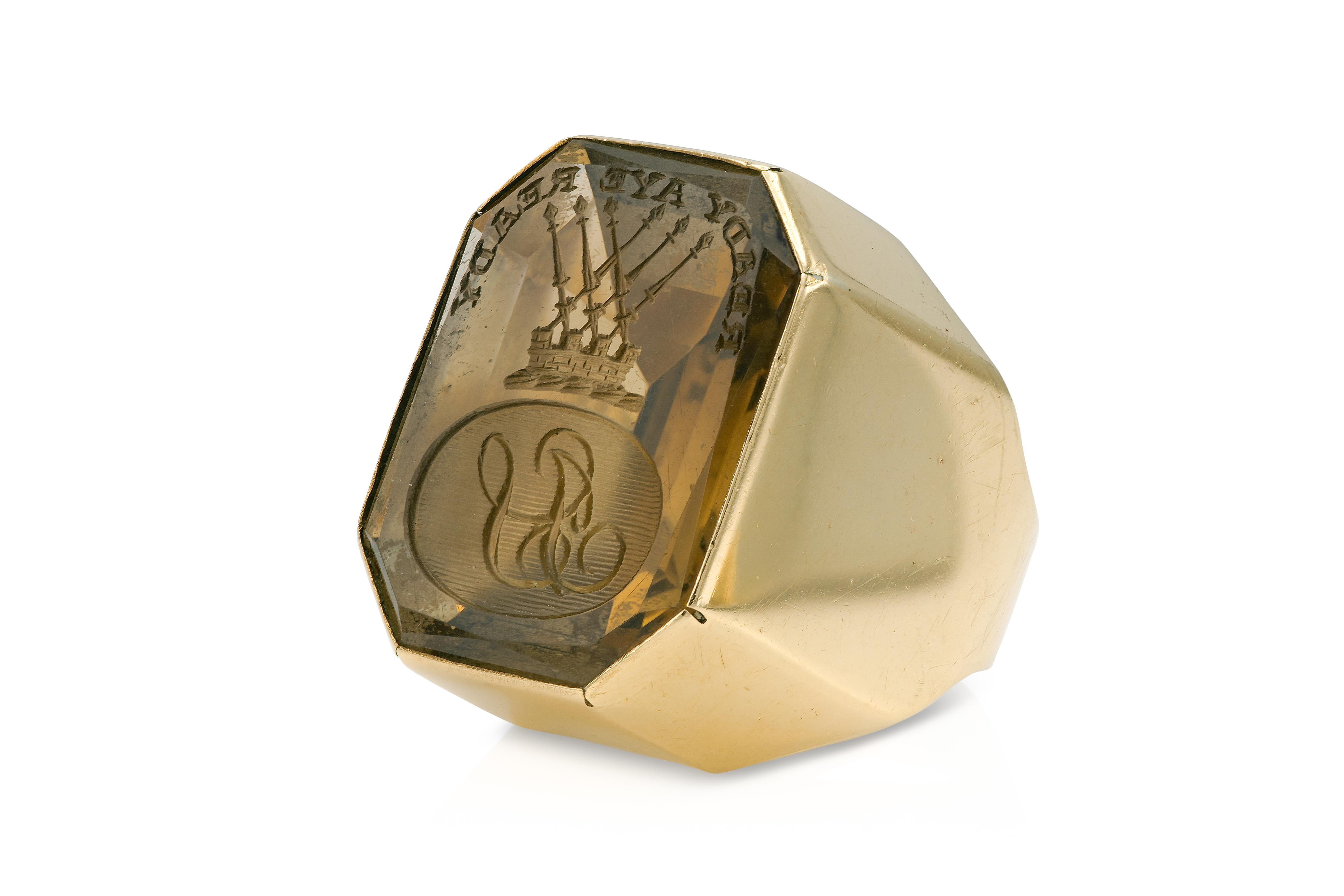 Finemente realizzato in oro giallo 14k con un Topazio marrone inciso.
Circa anni '50
Dimensione 7