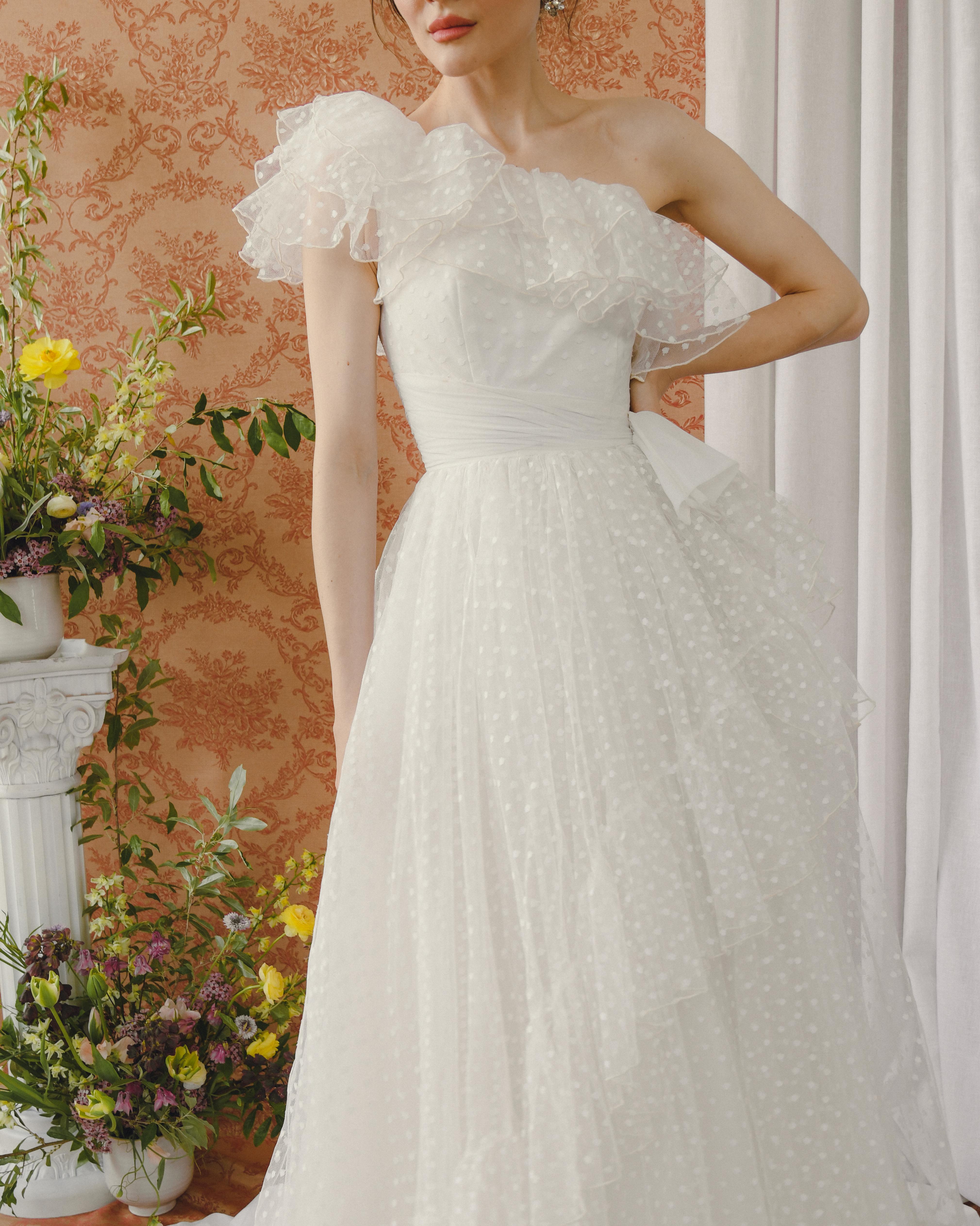 VINTAGE 1950s TULLE ONE-SHOULDER GOWN For Sale 2
