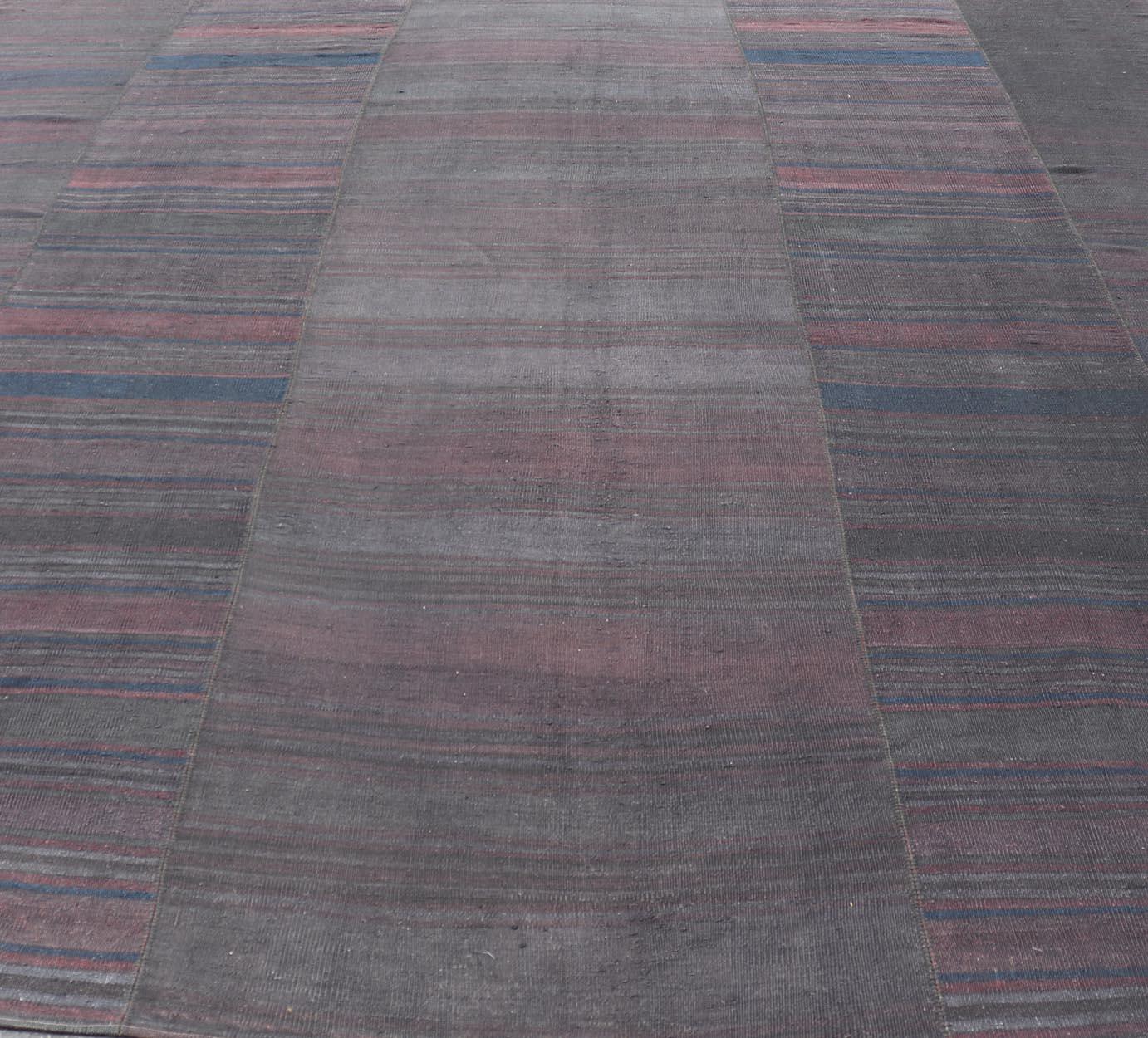 Rug &/O Kilim Turc des années 50 avec un design harmonieux 12'5