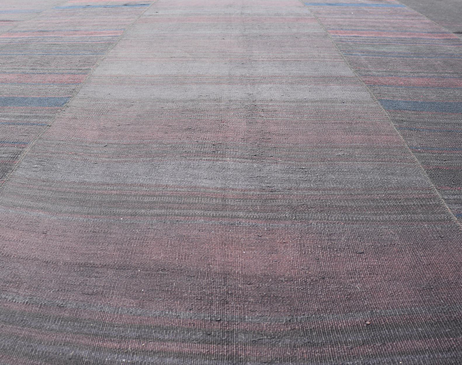 Rug &/O Kilim Turc des années 50 avec un design harmonieux 12'5