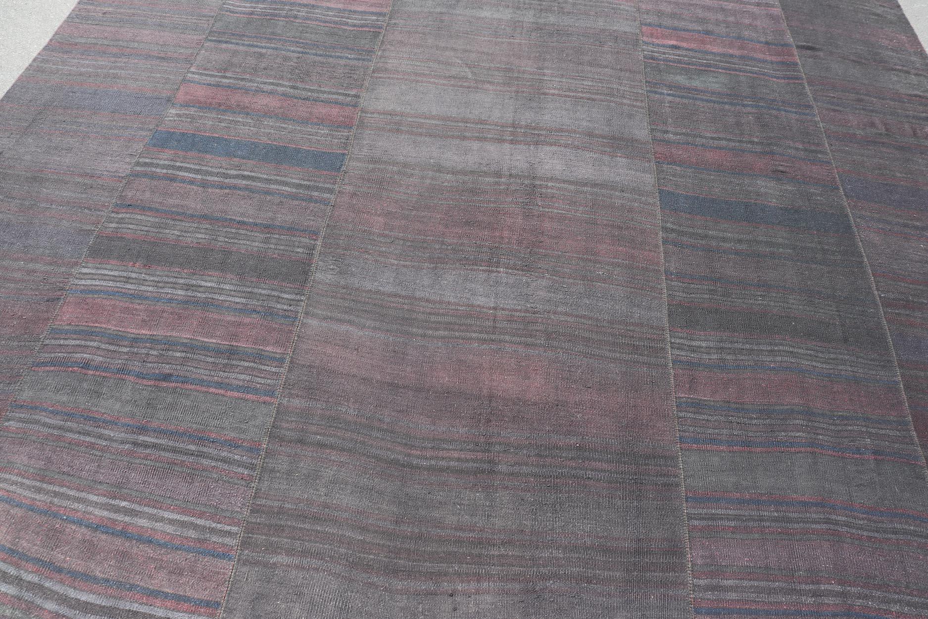 20ième siècle Rug &/O Kilim Turc des années 50 avec un design harmonieux 12'5