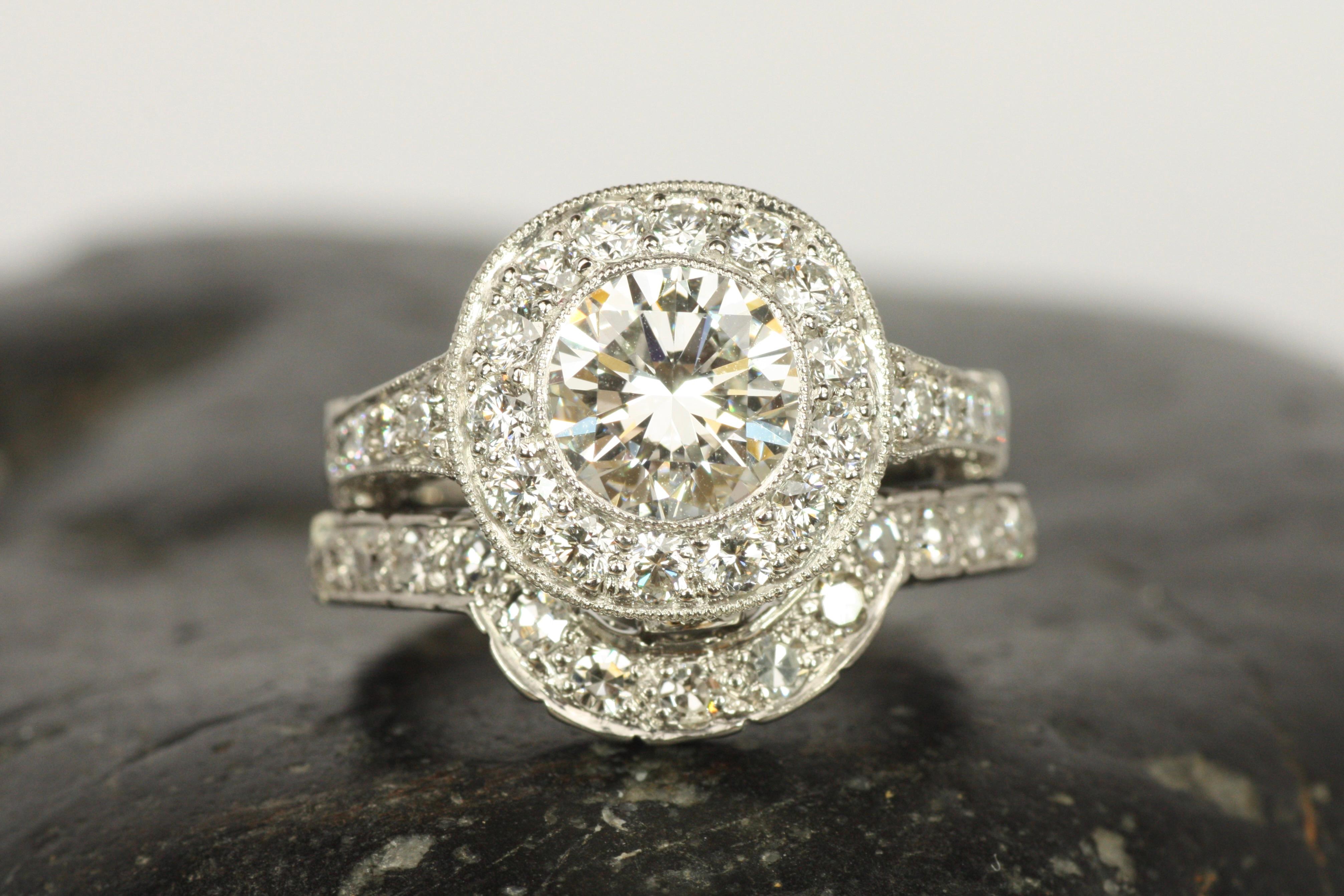 De las mujeres Alianza de boda vintage de los años 50 con diamante curvado en forma de U de oro blanco de 14 quilates en venta