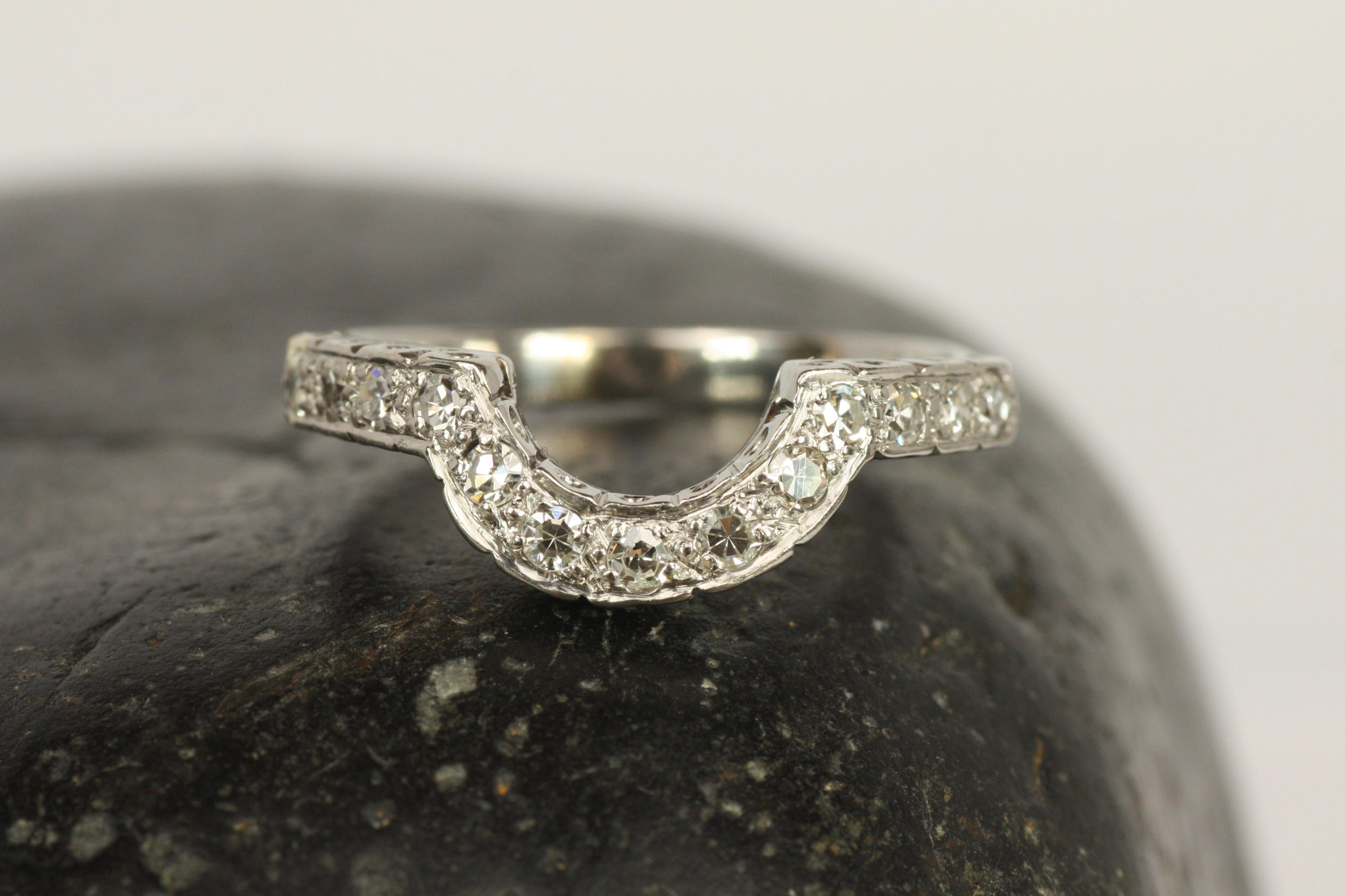Alianza de boda vintage de los años 50 con diamante curvado en forma de U de oro blanco de 14 quilates en venta 1