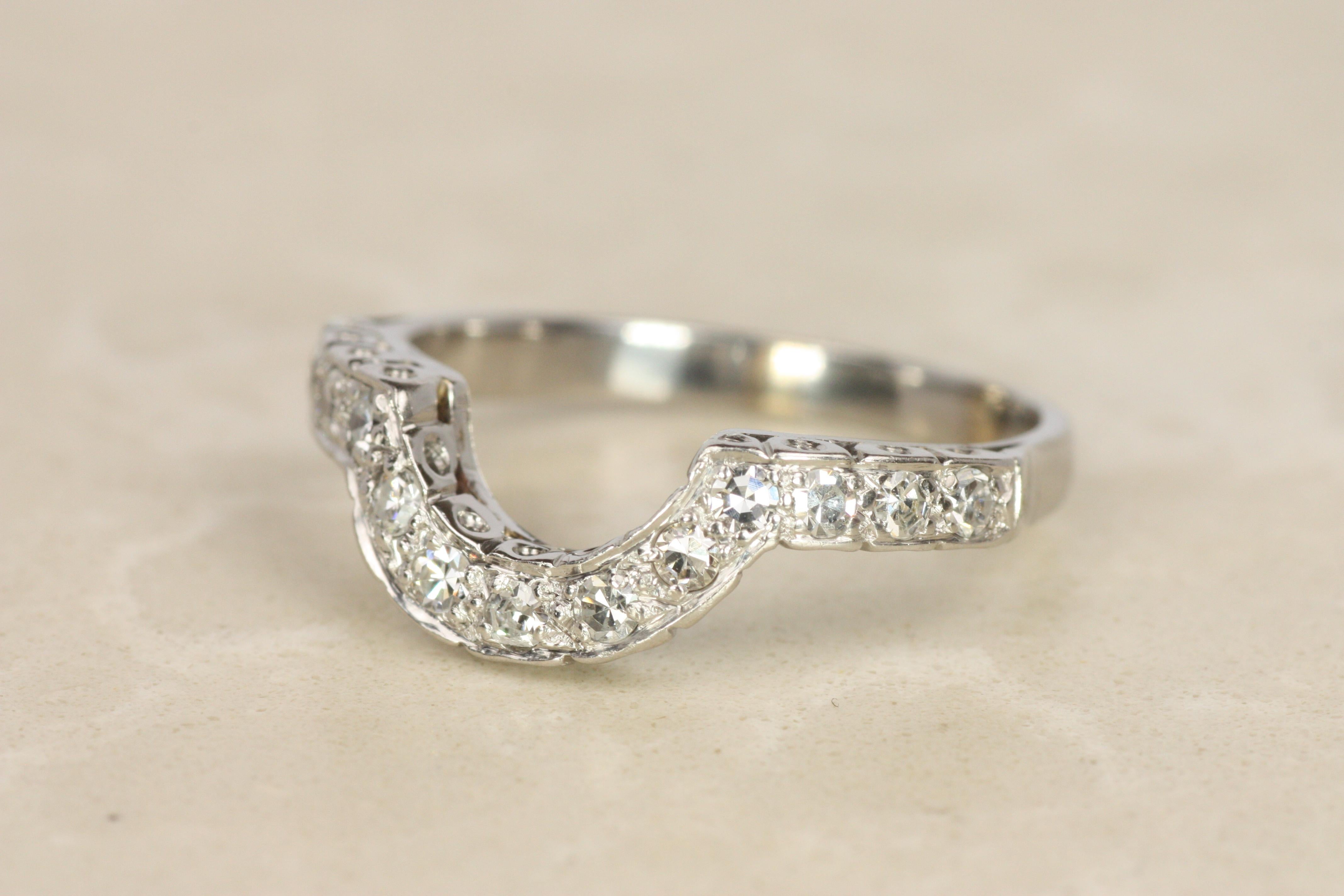 Alianza de boda vintage de los años 50 con diamante curvado en forma de U de oro blanco de 14 quilates en venta 2